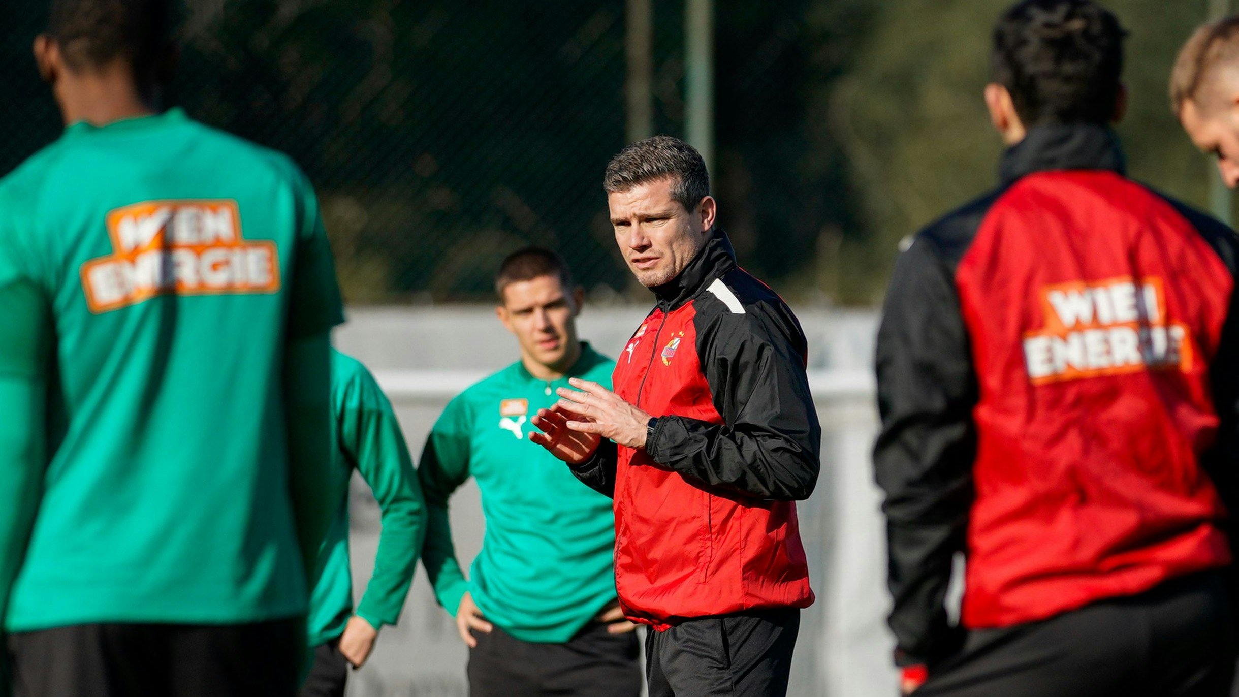 Robert Klauß wird von vielen Augen-Paaren beobachtet.