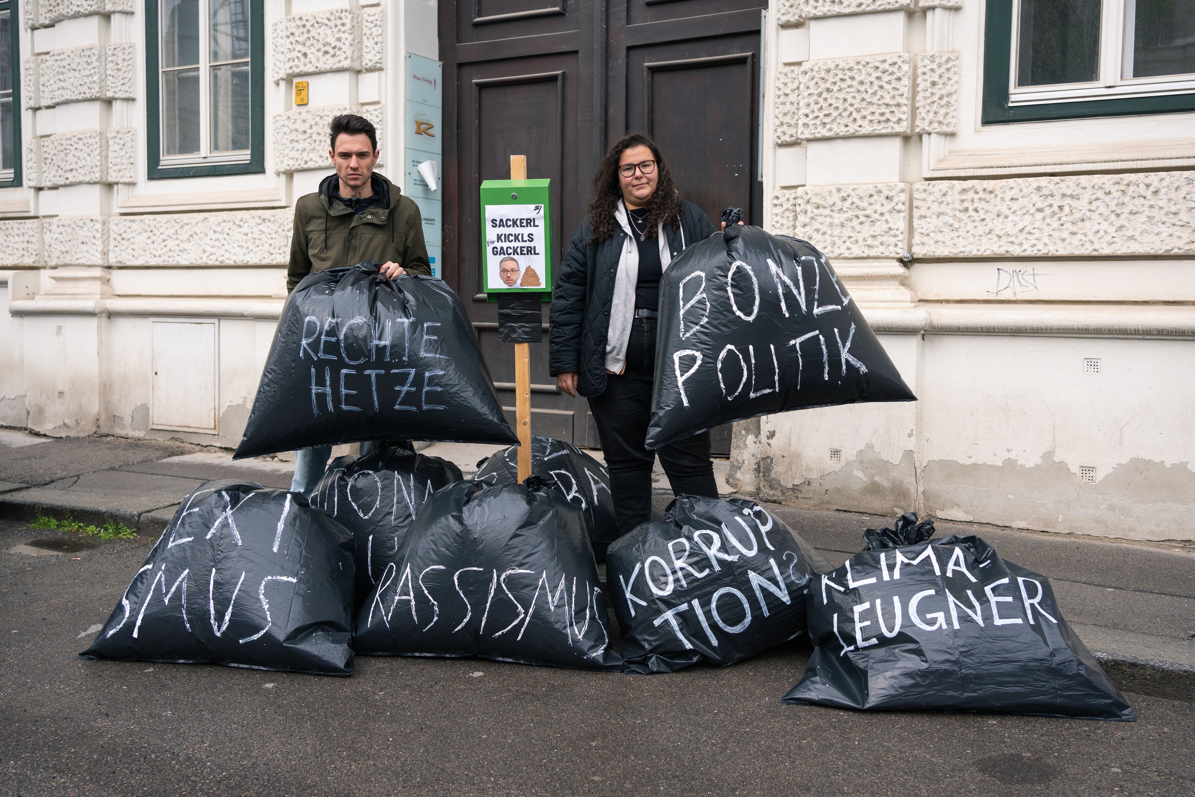 Die SJÖ sorgt mit einer satirischen Medienaktion für Aufmerksamkeit.