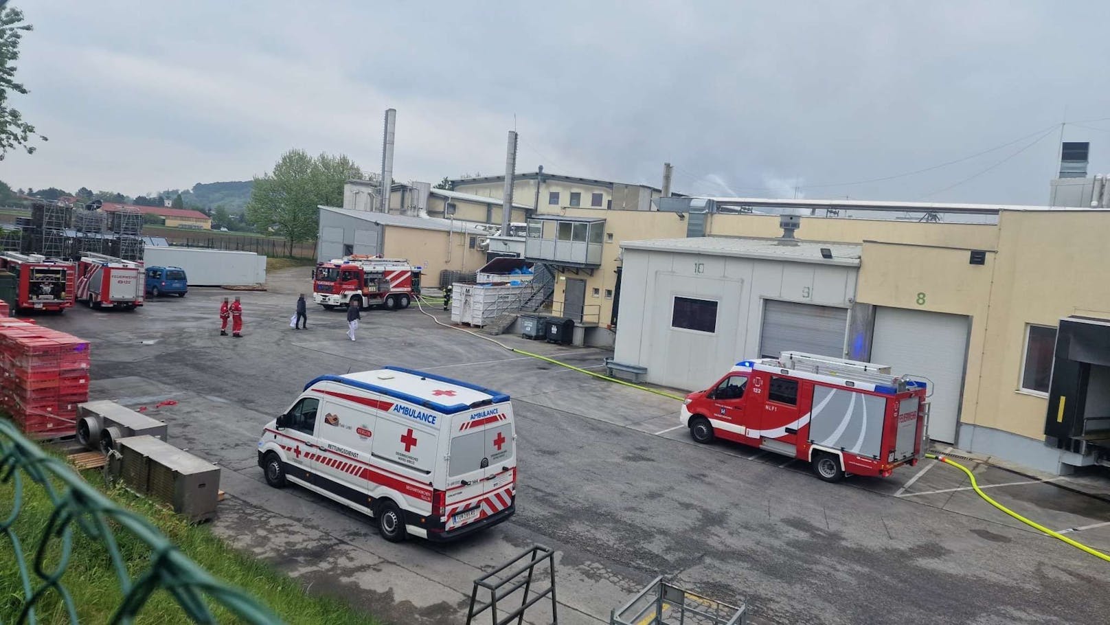 In einer Lebensmittelproduktionsstätte in Sieghartskirchen brach ein Feuer aus.