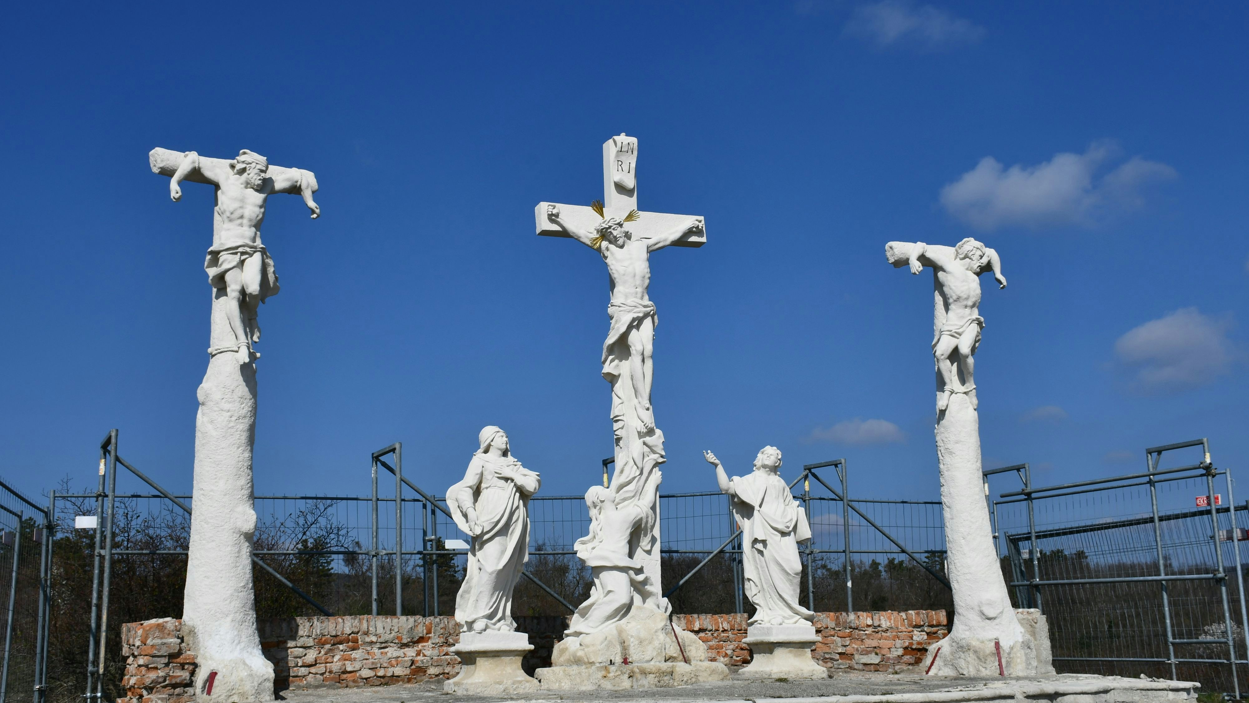 Die Kreuzigungsgruppe am Retzer Kalvarienberg während der Restauration. Am 1. Mai wird das 300 Jahre alte Kunstwerk feierlich gesegnet.