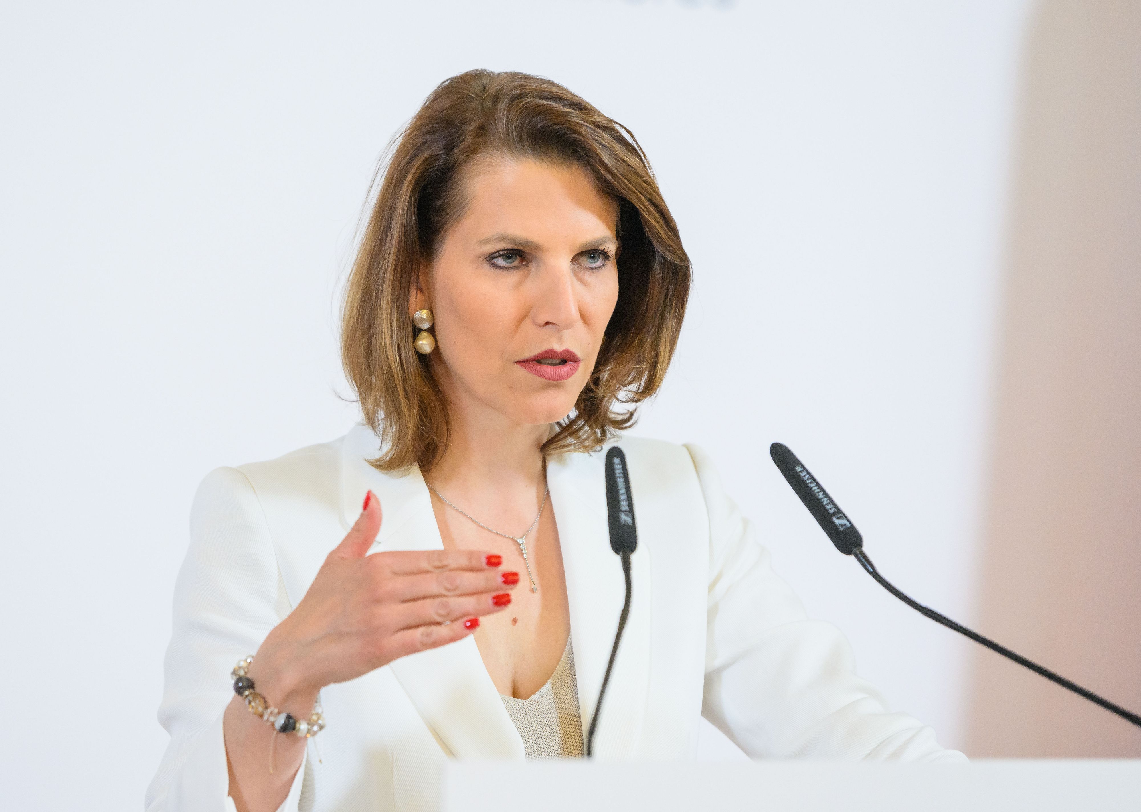 Verfassungsministerin Karoline Edtstadler begrüßt den Vorstoß der Industriellenvereinigung.