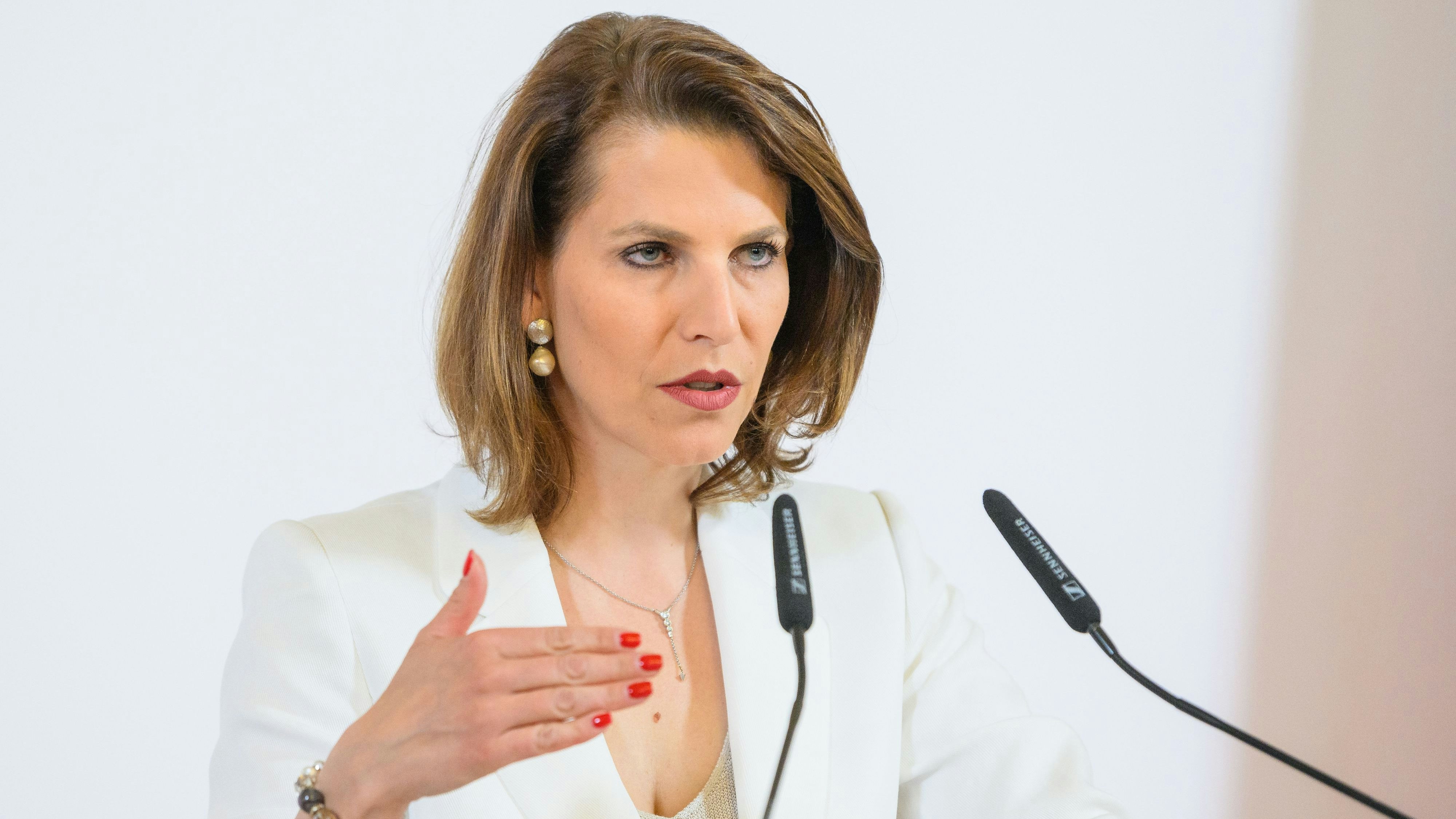 Heute.at - Müssen mehr arbeiten – Ministerin macht Kampfansage