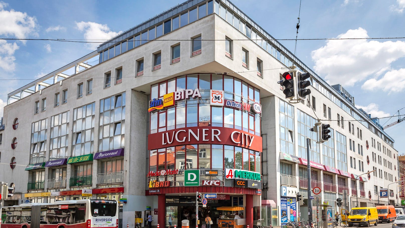 Am Dach der Lugner City sorgt heute eine Photovoltaik-Anlage für sauberen Strom.