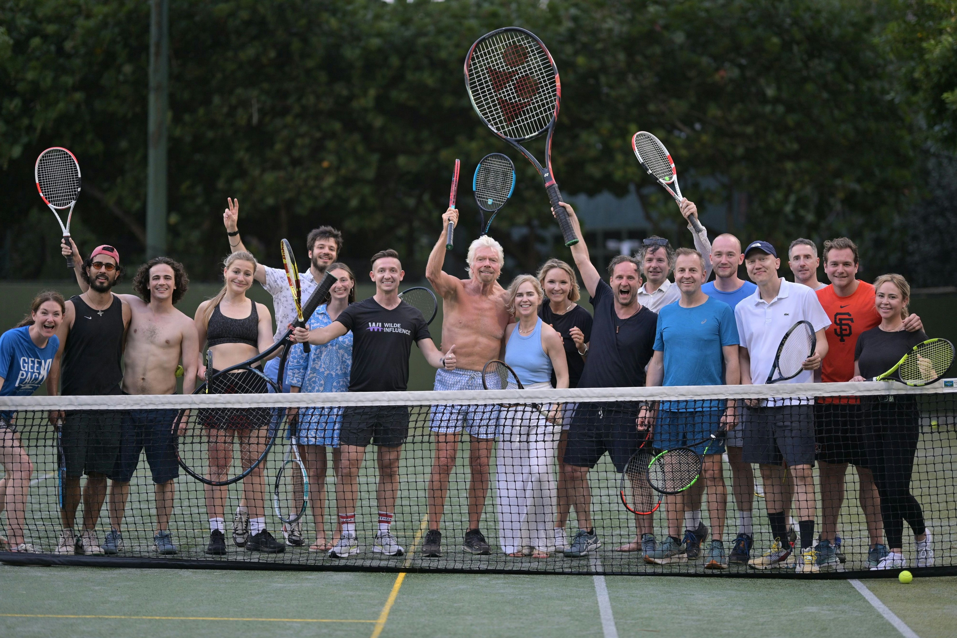 Matthias Strolz (8. von rechts) auf einem "Forming Impact"-Workshop auf der Karibikinsel Necker Island von Milliardär Richard Brandon (M.)