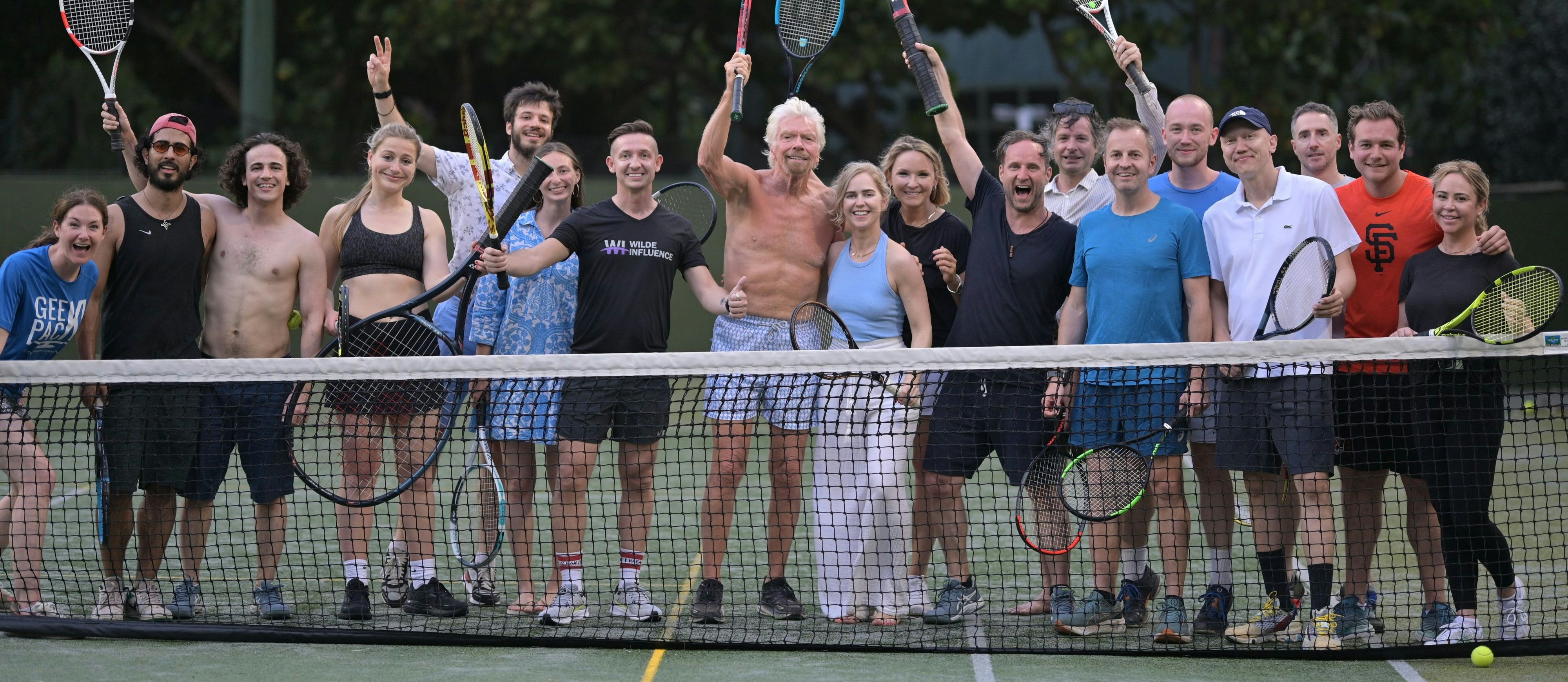 Tennis mit dem Milliardär: Matthias Strolz (schwarzes Shirt, Dritter neben Branson) mit Unternehmer-Legende Sir Richard Branson (Mitte) und seinen Teilnehmer-Kollegen