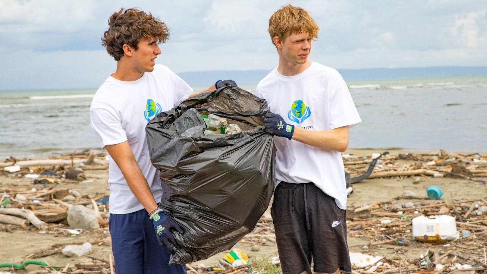 Felix Krainer (links) motiviert seine Follower einen Beitrag zu einer sauberen Welt zu leisten.