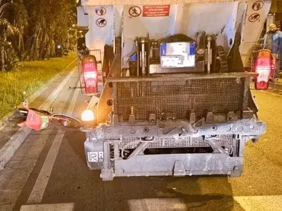 Die Deutsche soll mit ihrem Rad womöglich einen plötzlichen Richtungswechsel vollzogen haben, sodass der Fahrer des Müllwagens nicht mehr ausweichen konnte.