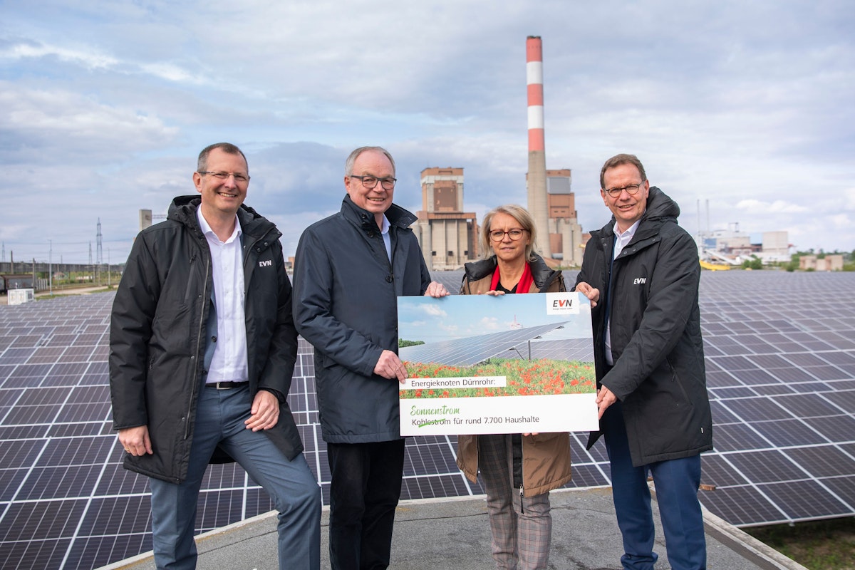 EVN Vorstandsdirektor Stefan Stallinger, LH-Stv. Stephan Pernkopf, Bürgermeisterin von Zwentendorf an der Donau Marion Török und EVN Vorstandssprecher Stefan Szyszkowitz bei der neuen PV-Anlage in Dürnrohr