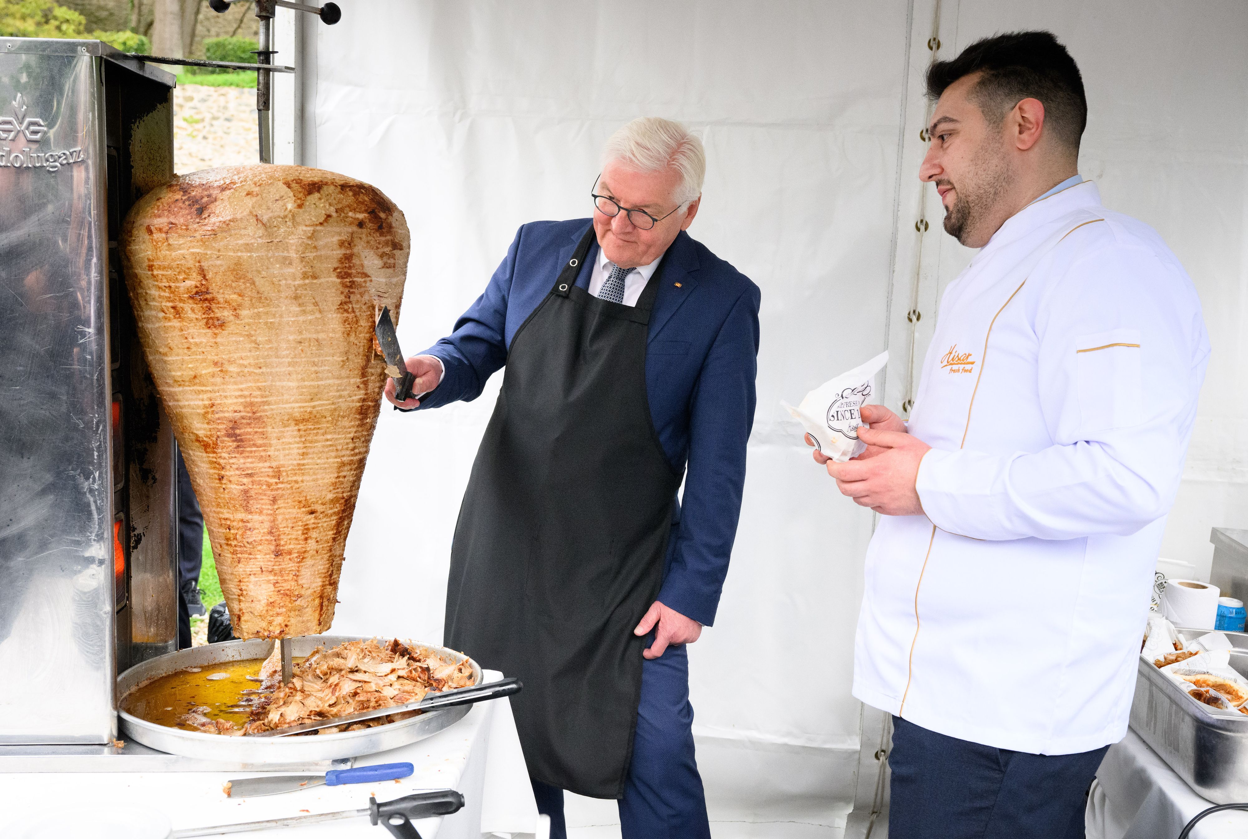 Der deutsche Bundespräsident Frank-Walter Steinmeier reist mit einem Döner-Spieß in die Türkei. 