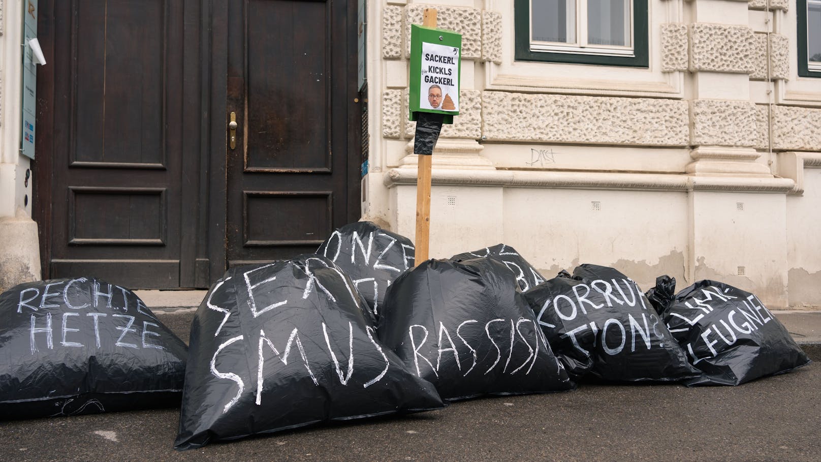 Die Säcke sollen den Müll der FPÖ und insbesondere Herbert Kickl darstellen.