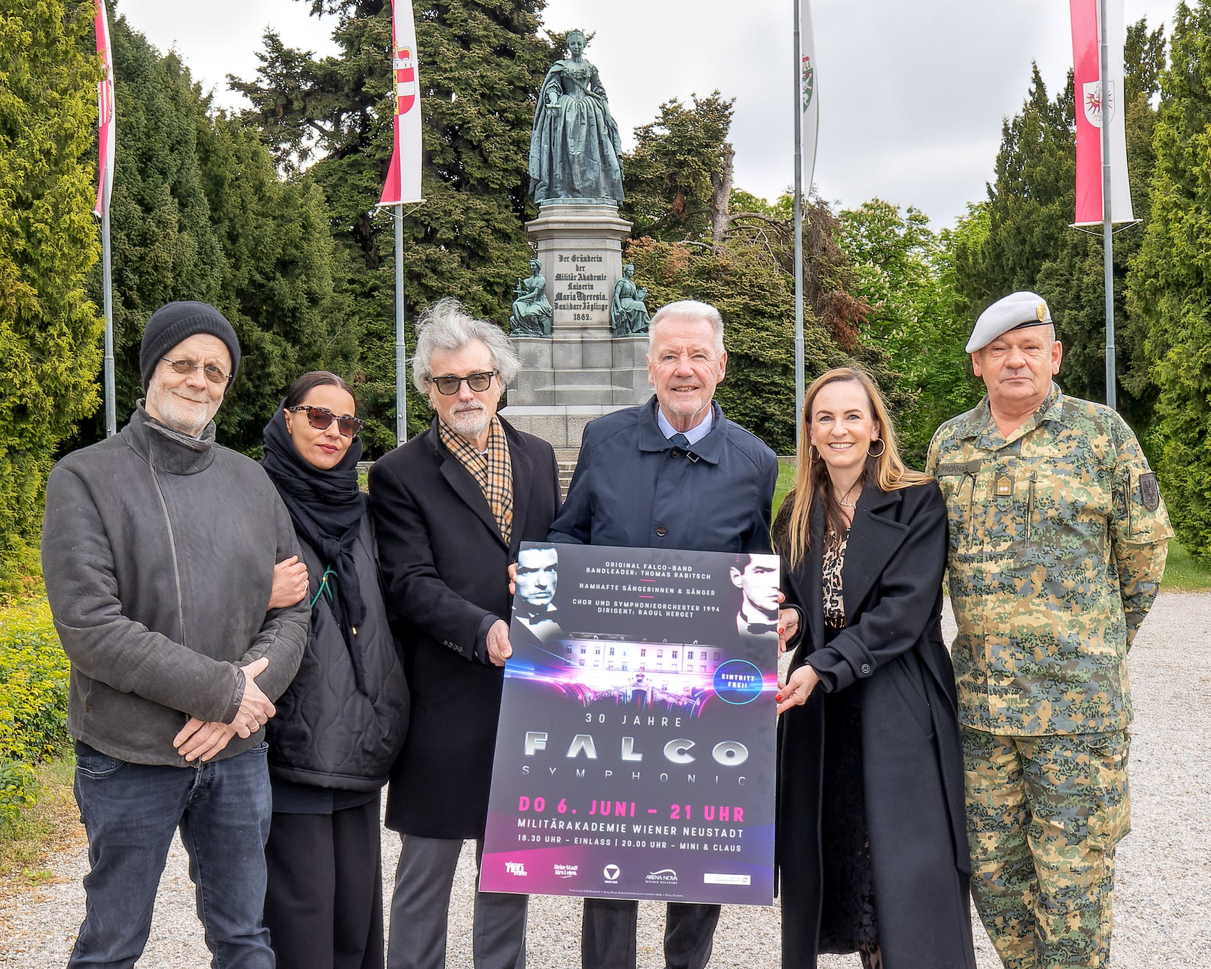 Falco-Bandleader Thomas Rabitsch, Solo-KünstlerinEdita Malovčić, Stadtmusikdirektor Raoul Herget, Bürgermeister Klaus Schneeberger, Moderatorin Maria Großbauer und MilAk Kommandant General Karl Pronhagl