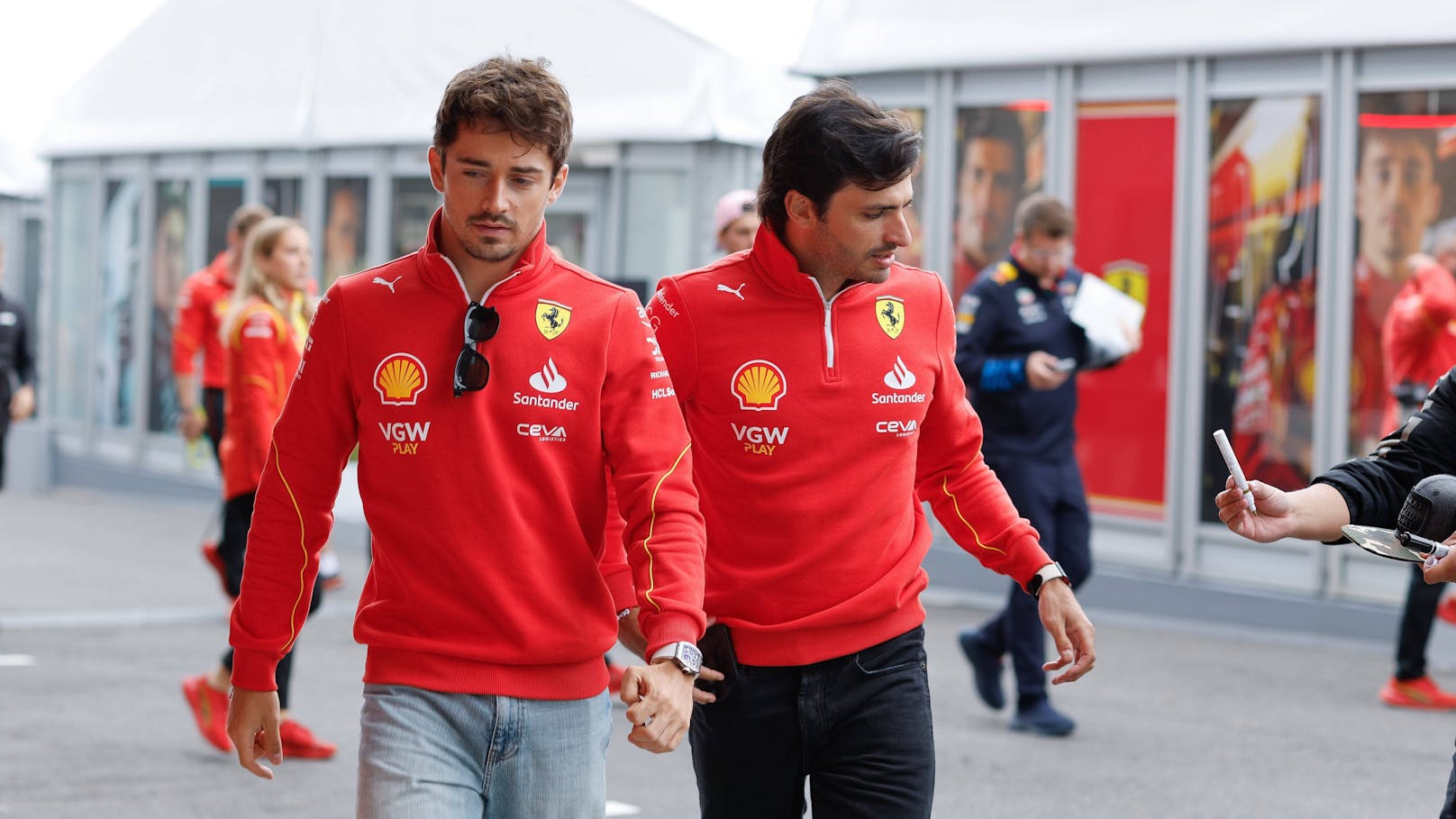 Leclerc und Sainz bekommen jetzt einen blauen Ferrari