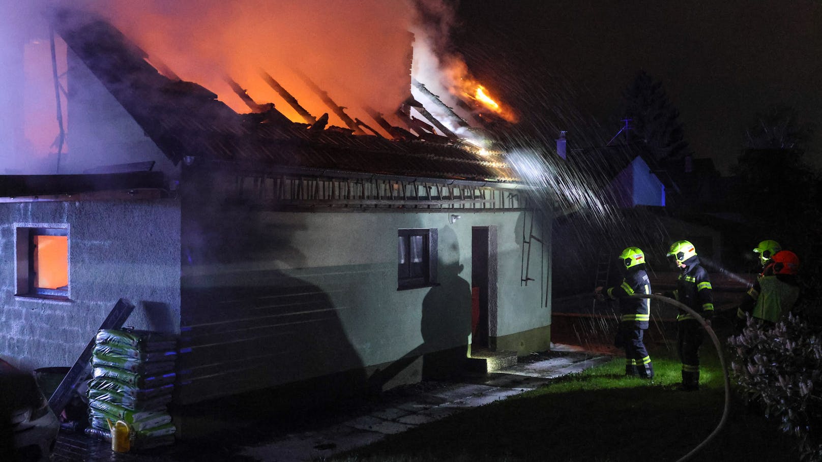 Drei Feuerwehren standen in der Nacht auf Mittwoch bei einem Brand eines Nebengebäudes bei einem Wohnhaus in Vorchdorf (Bezirk Gmunden) im Einsatz.