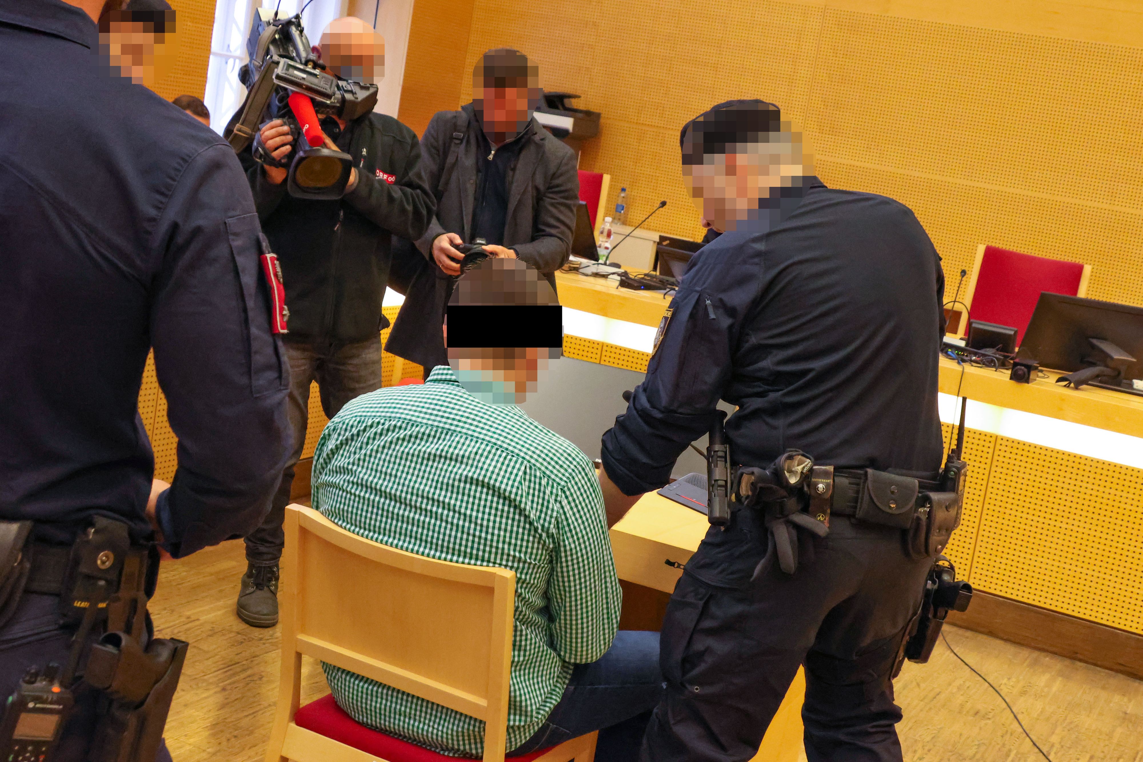 Der Angeklagte im Verhandlungssaal am Landesgericht Wels.