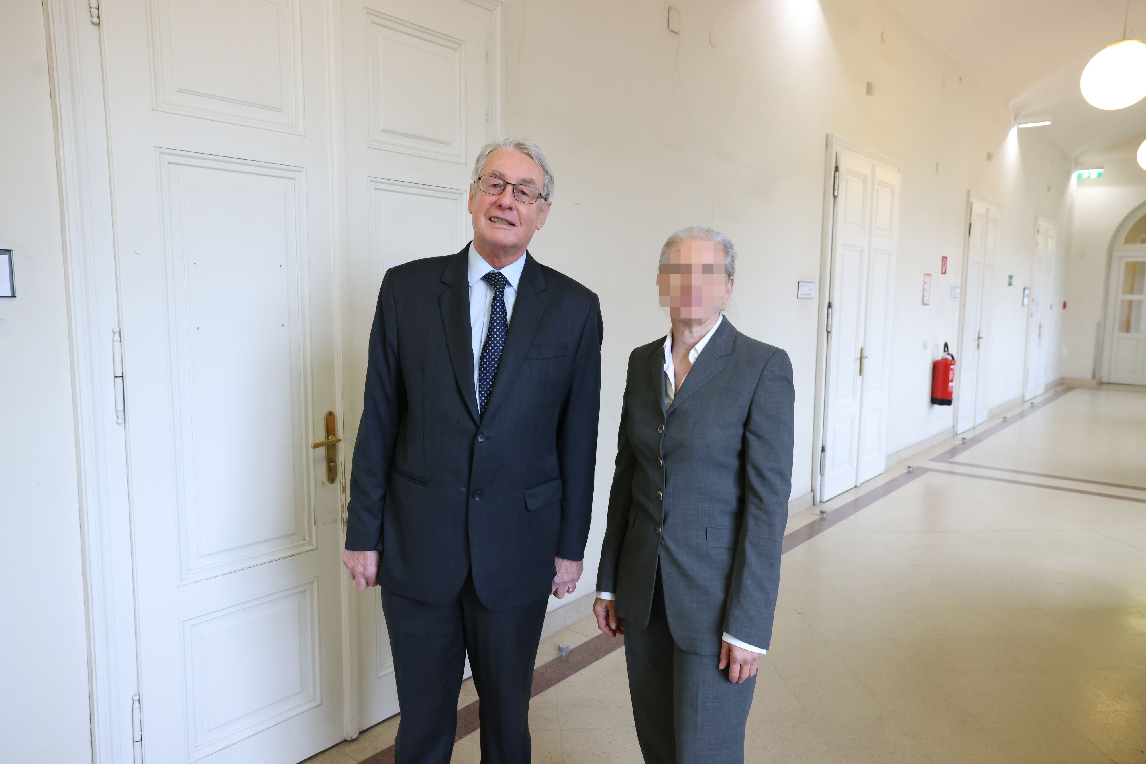 Bundesheer-Ärztin mit Anwalt vor dem Gerichtssaal in Wien.