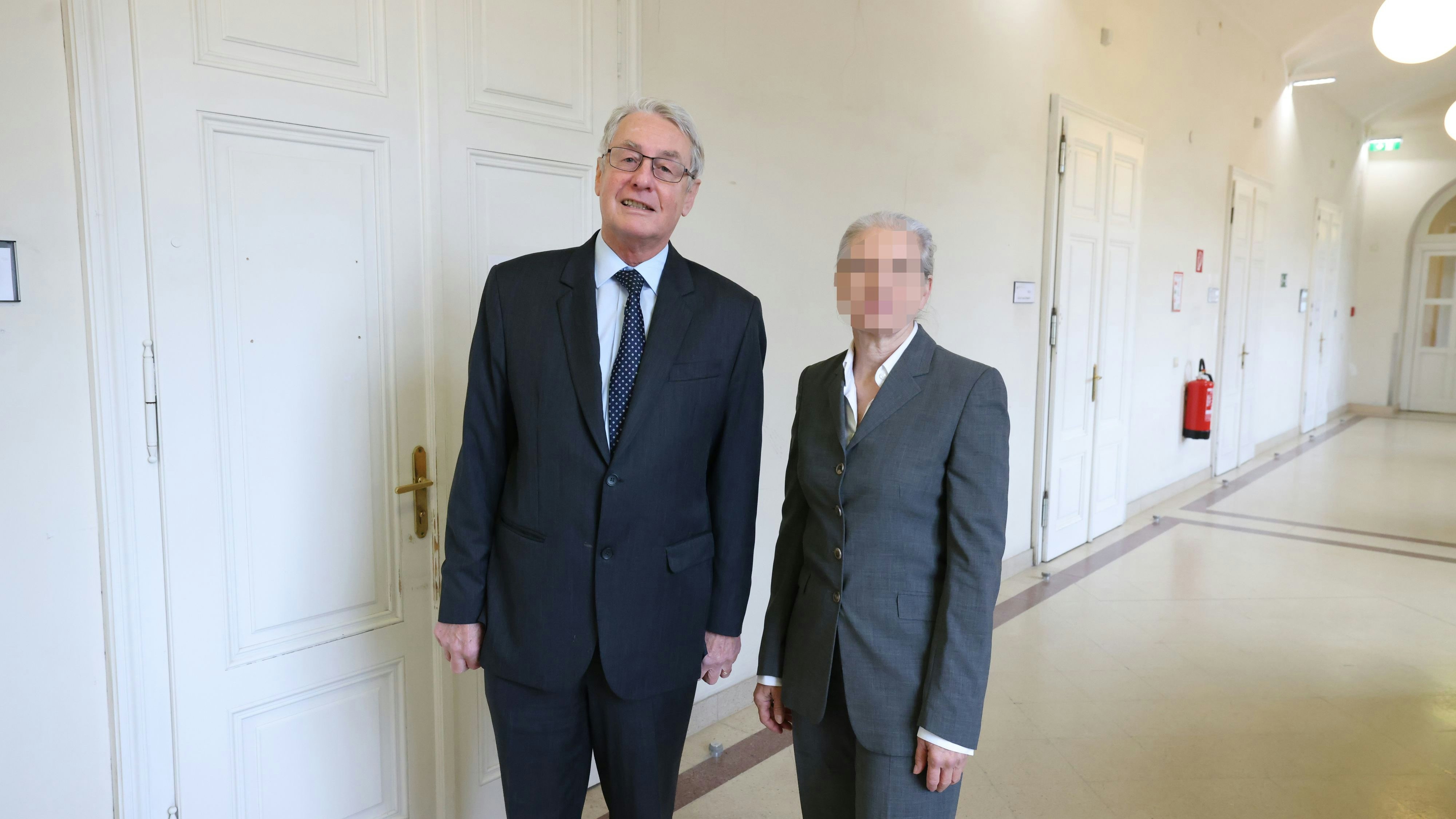 Bundesheer-Ärztin mit Anwalt vor dem Gerichtssaal in Wien.