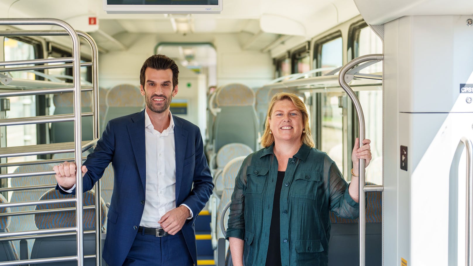 LH-Stellvertreter Udo Landbauer und Niederösterreich Bahnen Geschäftsführerin Barbara Komarek