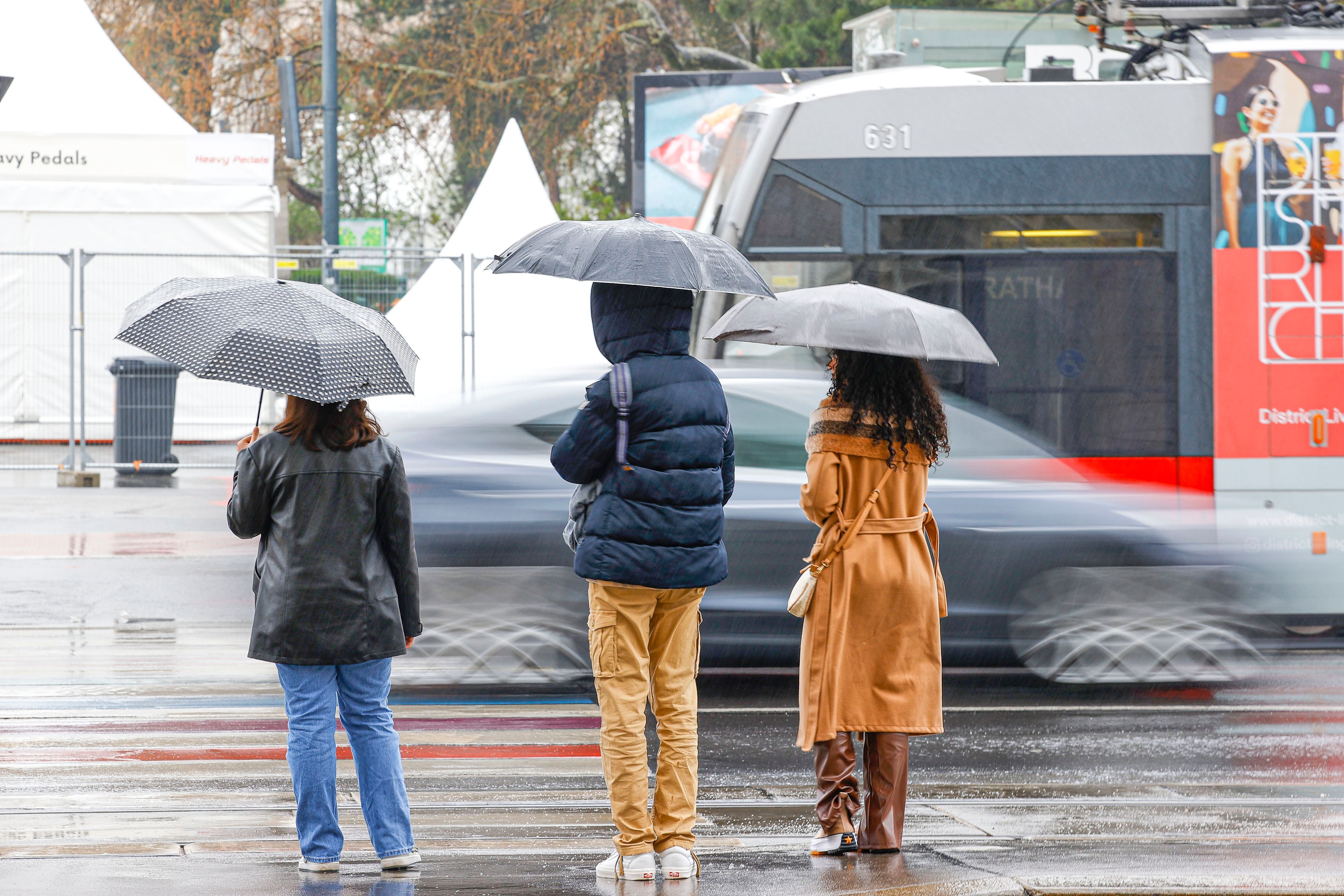 In der Bundeshauptstadt schüttet es stellenweise wie aus Kübeln.