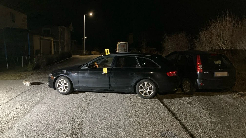 Diebe rasen mit gestohlenem Audi weg, schleifen Opfer mit