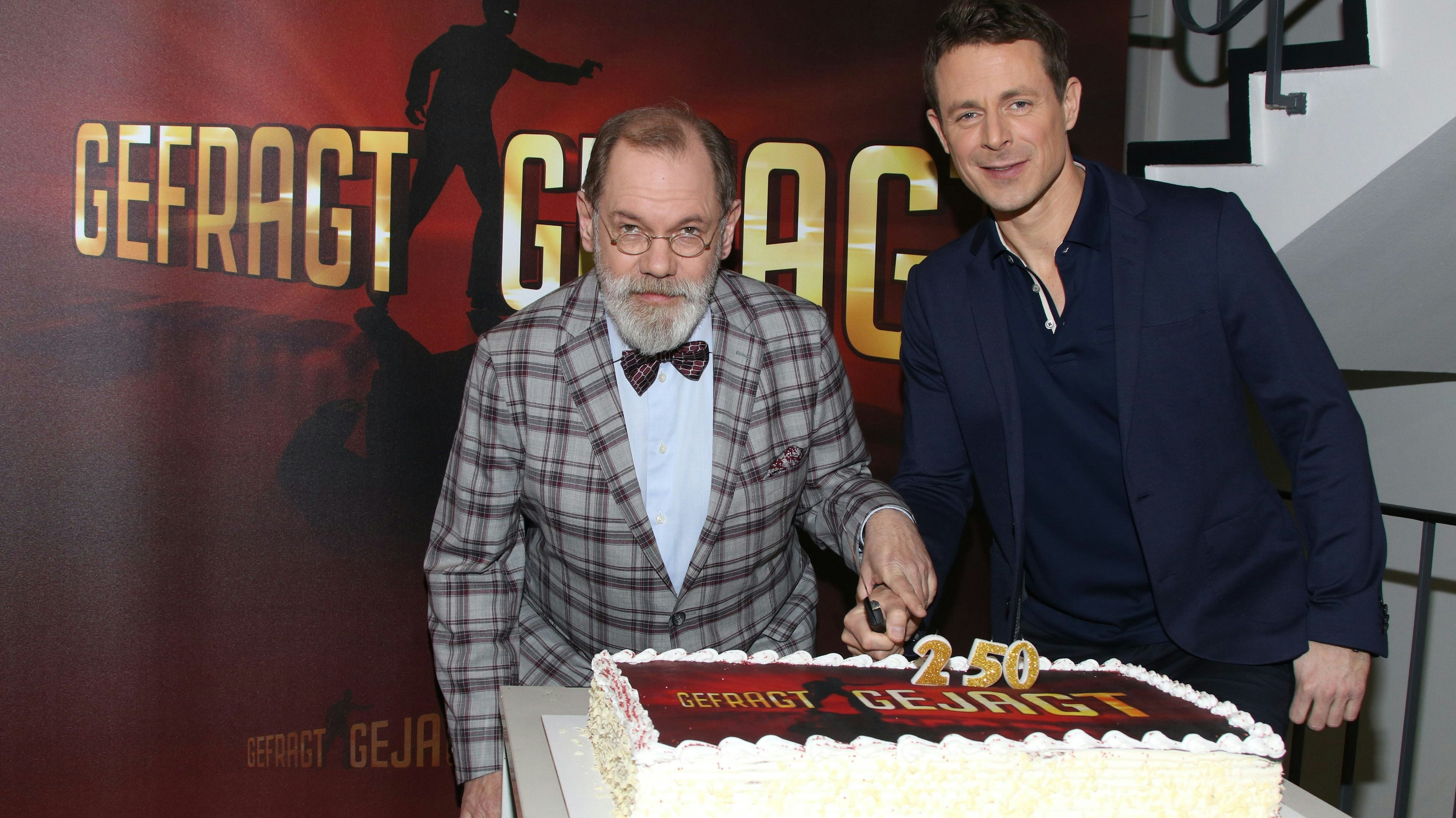 Klaus Otto Nagorsnik  und Moderator Alexander Bommes feierten 2018 die 250. Sendung Gefragt Gejagt.