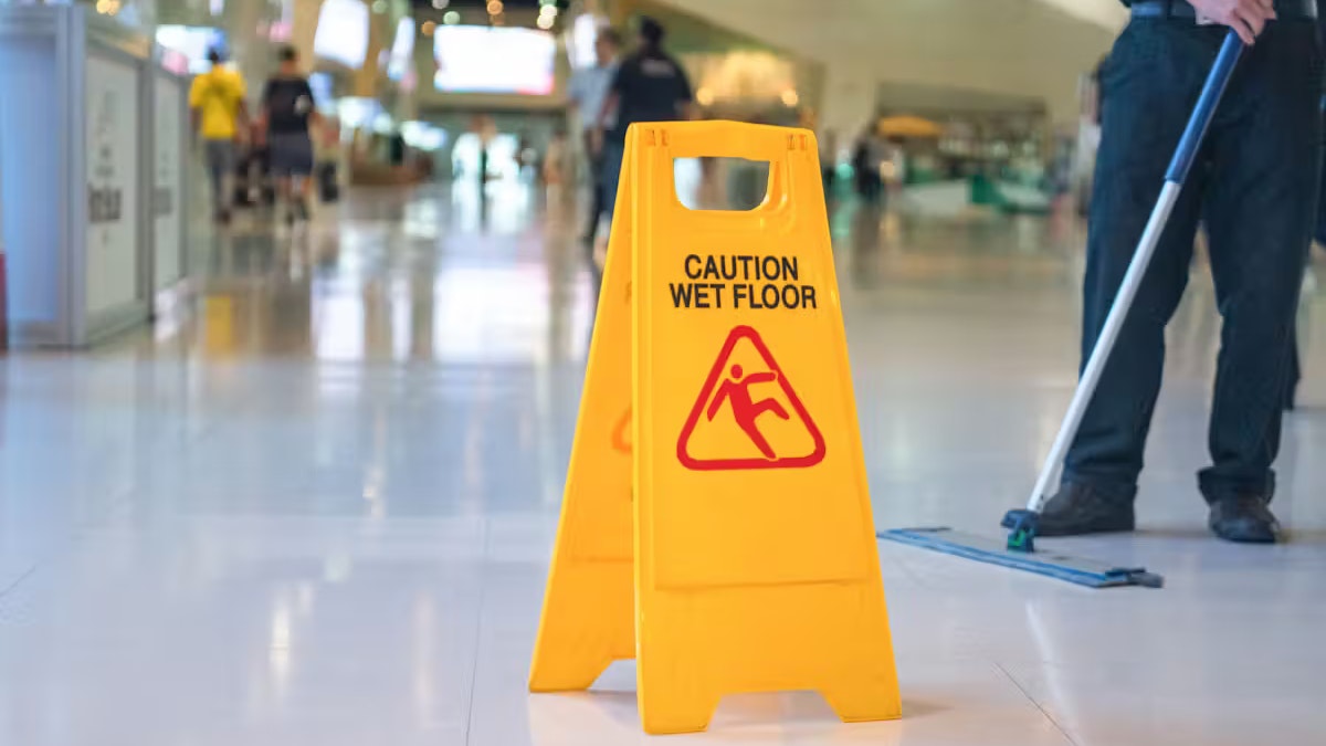 Ein Schweizer rutschte im November 2017 in London-Heathrow nahe einem Schalter von British Airways aus. Er erlitt schwere Kopfverletzungen.