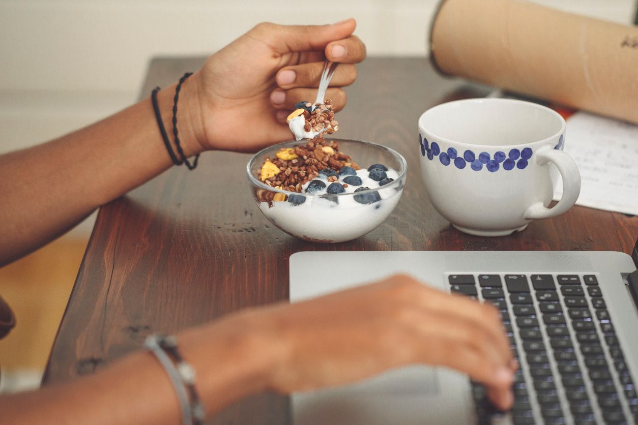 Joghurt mit Beeren und Nüssen liefert wichtige Nährstoffe, die Heißhungerattacken verhindern.