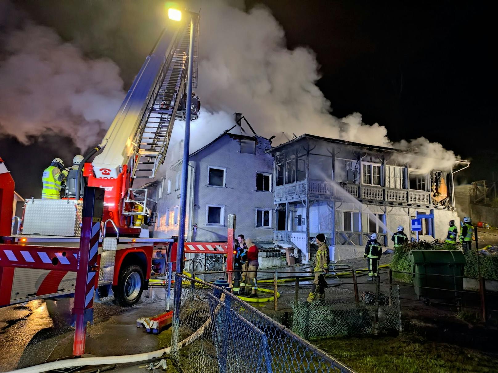 Bei einem Brand in Kennelbach wurden acht Personen verletzt. 