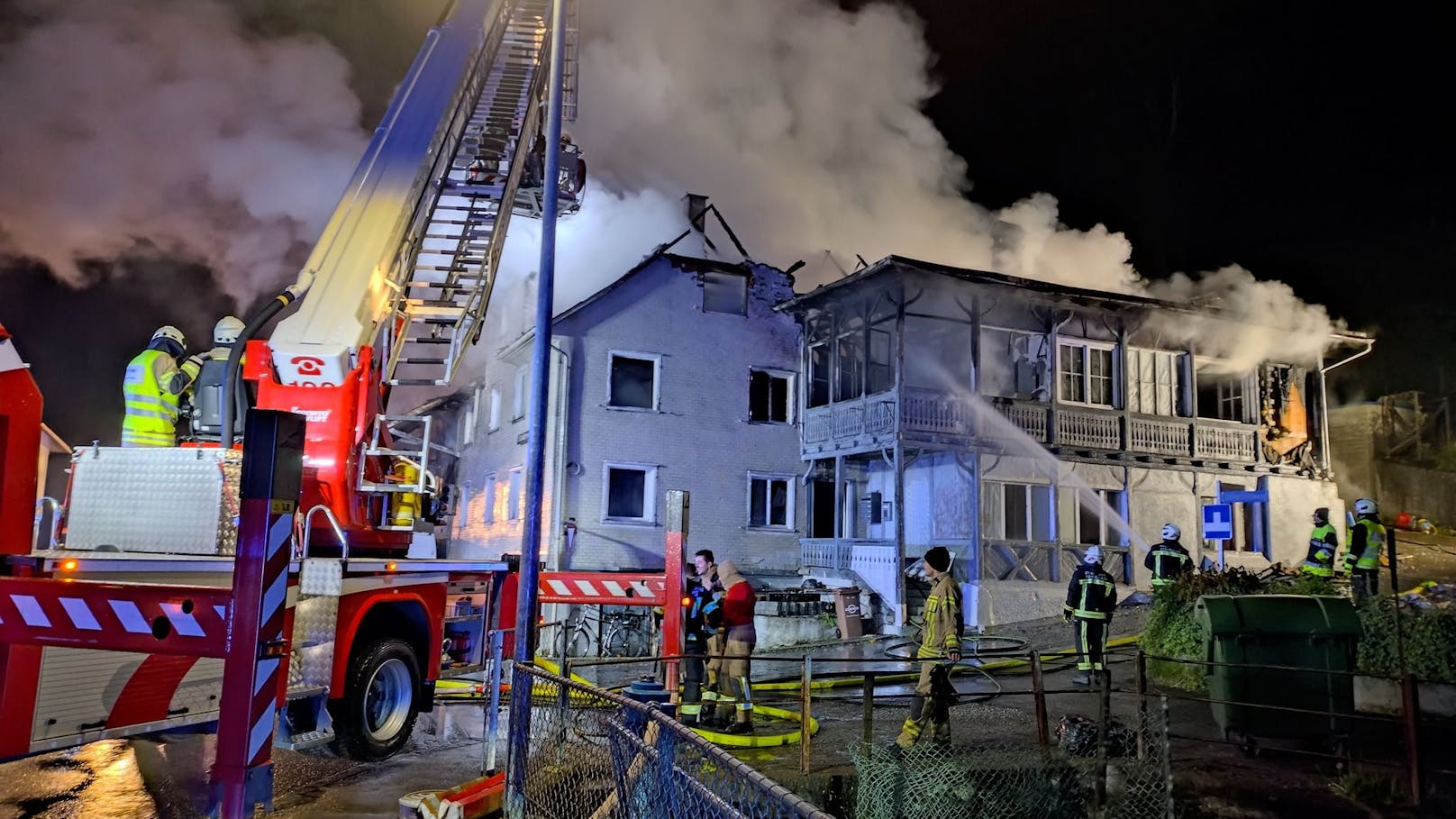 Wohnhaus steht plötzlich in Flammen – acht Verletzte