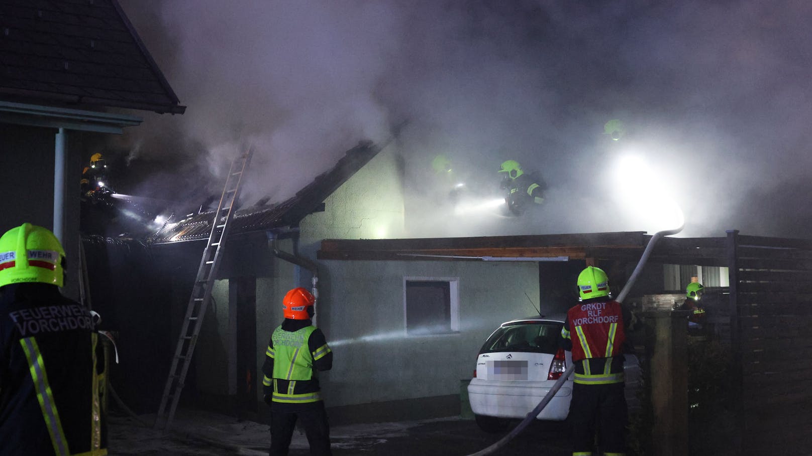 Drei Feuerwehren standen in der Nacht auf Mittwoch bei einem Brand eines Nebengebäudes bei einem Wohnhaus in Vorchdorf (Bezirk Gmunden) im Einsatz.