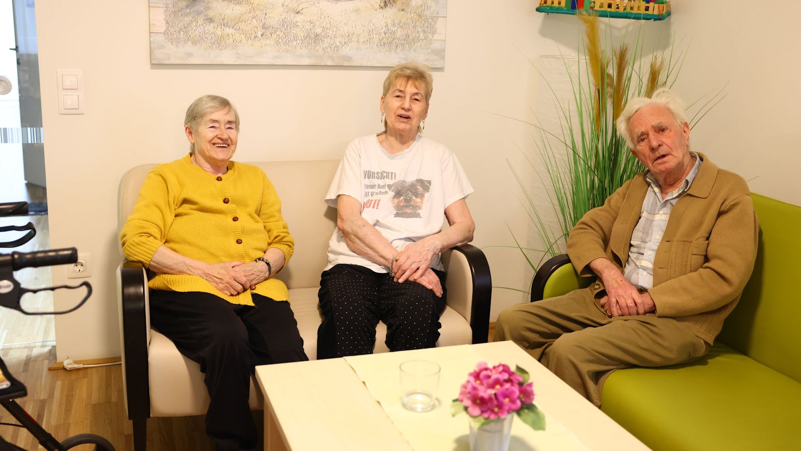 Rosemarie Hager, Christine Katzler und Karl Schmid beim gemeinsamen Plaudern.