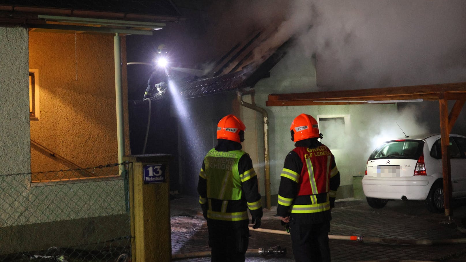 Drei Feuerwehren standen in der Nacht auf Mittwoch bei einem Brand eines Nebengebäudes bei einem Wohnhaus in Vorchdorf (Bezirk Gmunden) im Einsatz.