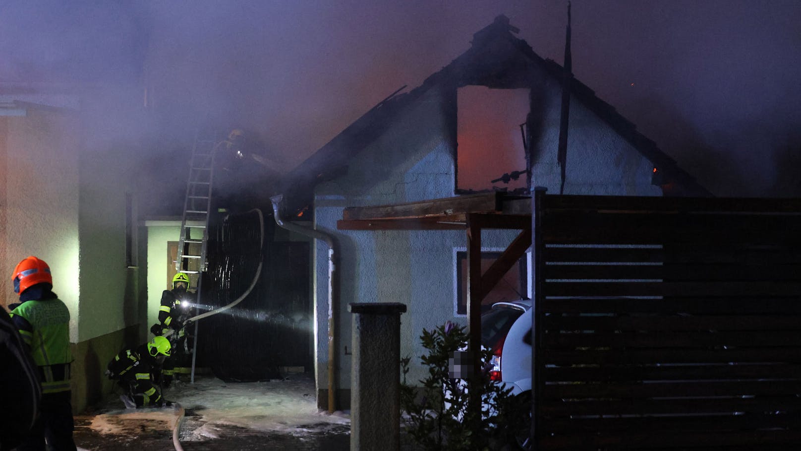 Drei Feuerwehren standen in der Nacht auf Mittwoch bei einem Brand eines Nebengebäudes bei einem Wohnhaus in Vorchdorf (Bezirk Gmunden) im Einsatz.