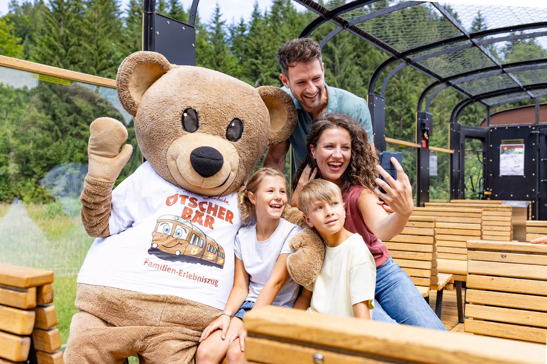 Im „Cabrio-Wagen“ des Familien-Erlebniszuges Ötscherbär ist jede Fahrt ein echtes Freilufterlebnis. 