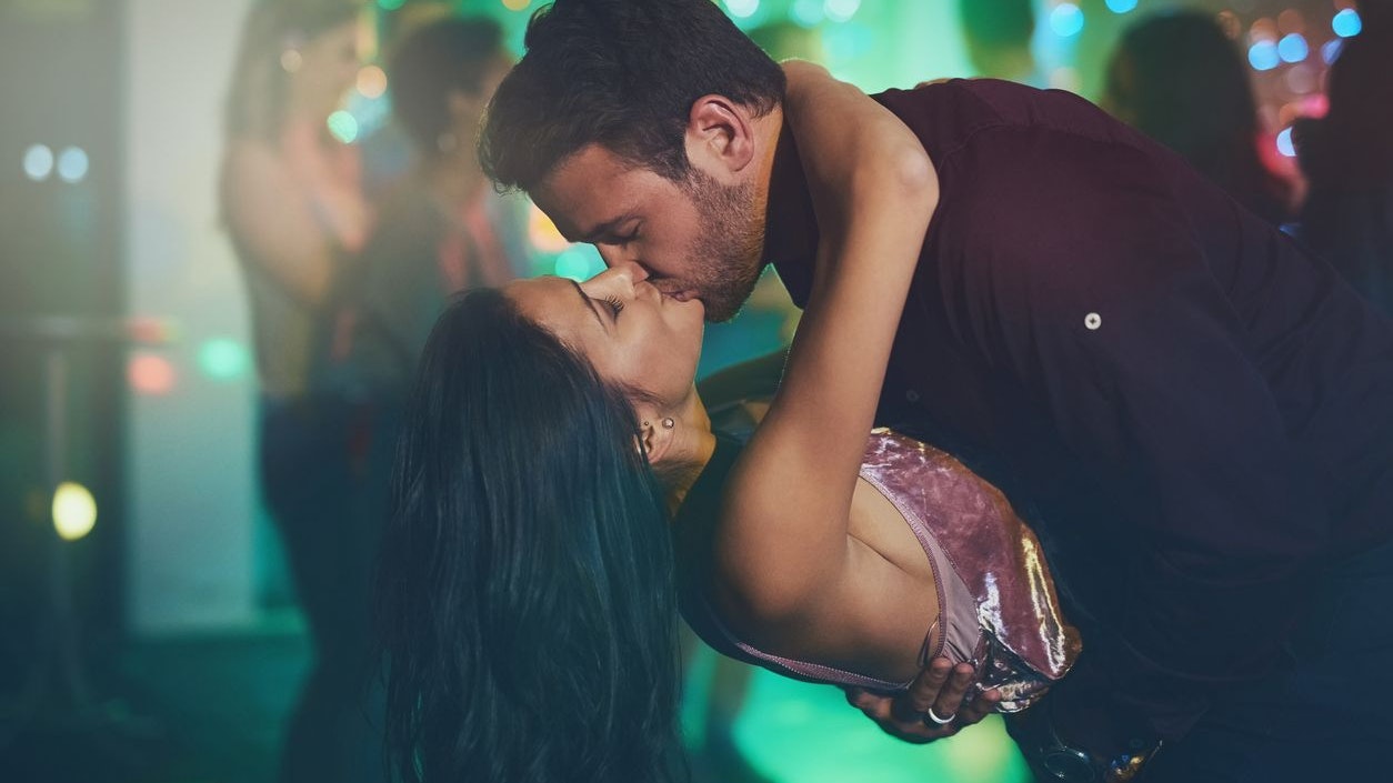 Küssen zahlt sich beim Schmuse-Event in der Disco Excalibur aus.