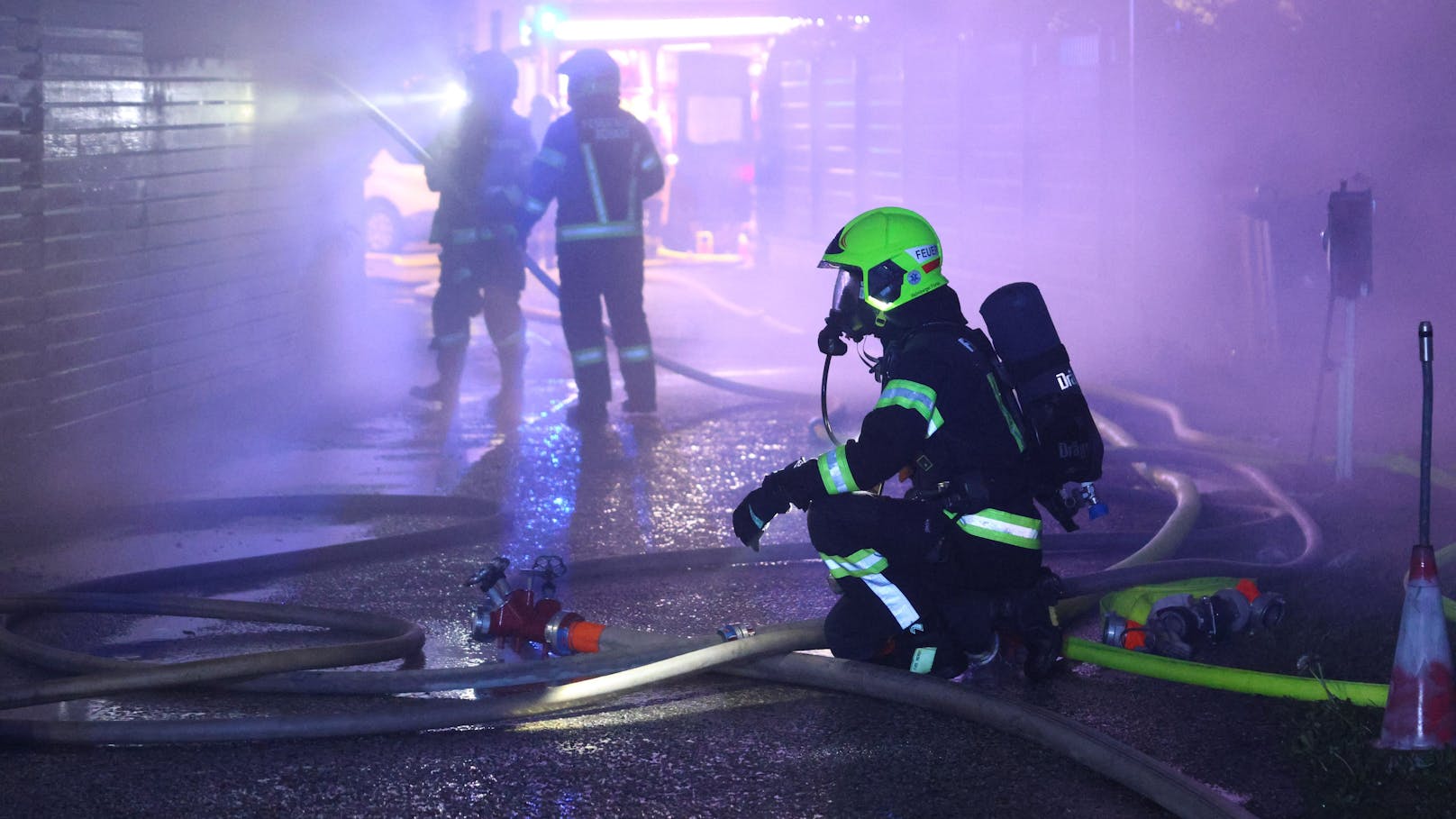 Drei Feuerwehren standen in der Nacht auf Mittwoch bei einem Brand eines Nebengebäudes bei einem Wohnhaus in Vorchdorf (Bezirk Gmunden) im Einsatz.