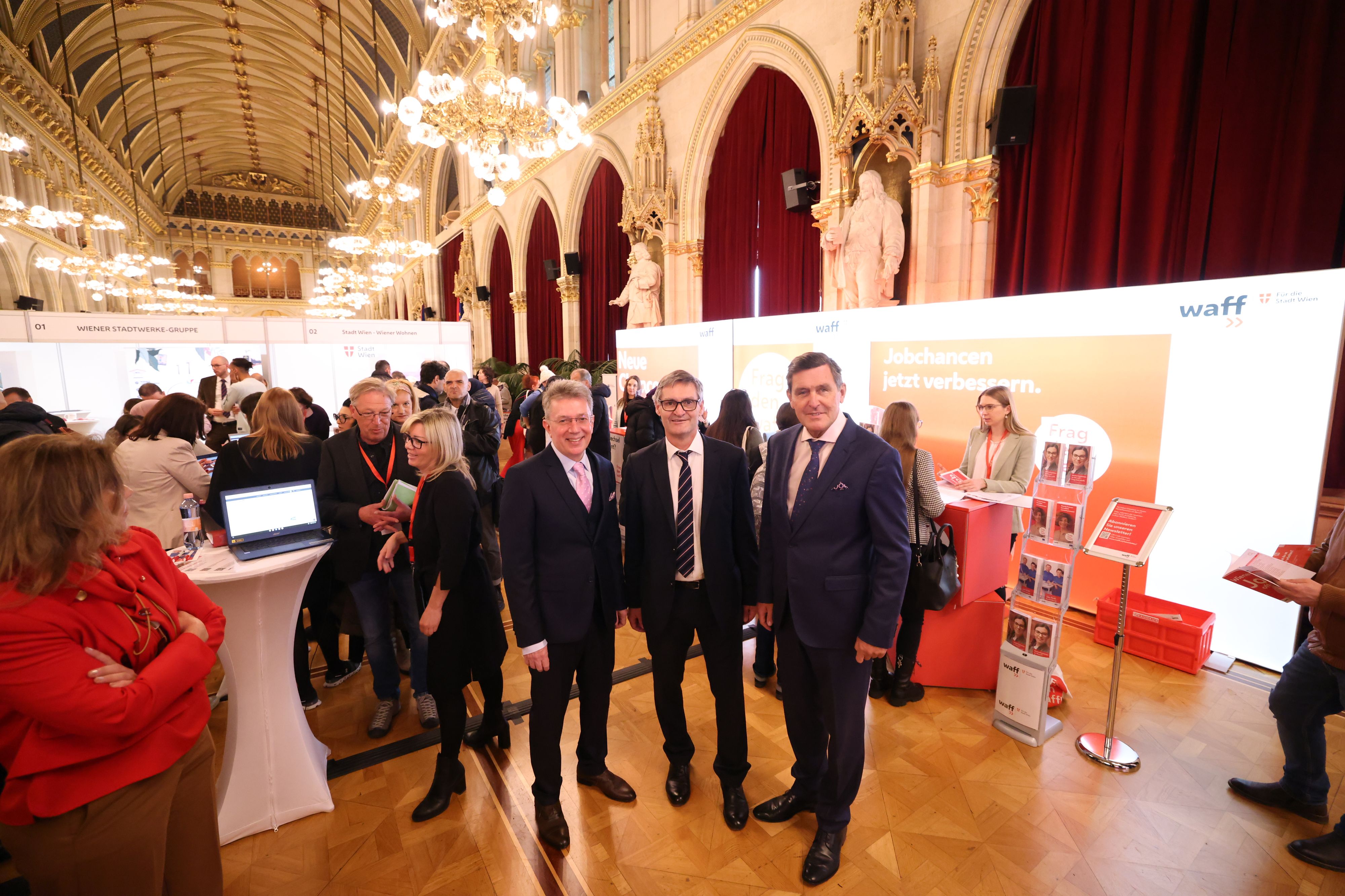 v.l.n.r.: Alexander Juen (stv. GF waff), Wilfried Göschl (GF AMS Wien), Peter Hanke (Wirtschaftsstadtrat)