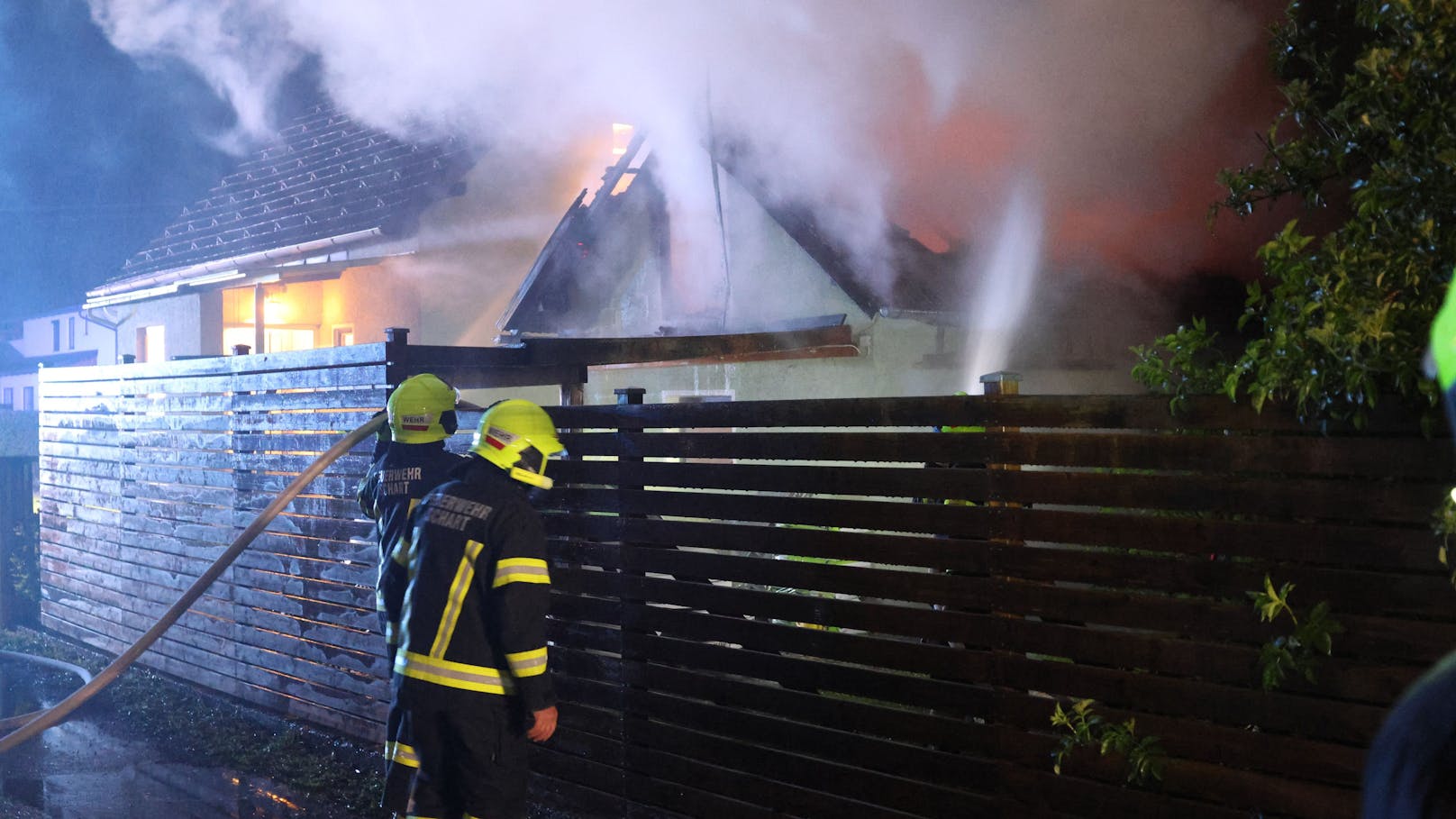 Drei Feuerwehren standen in der Nacht auf Mittwoch bei einem Brand eines Nebengebäudes bei einem Wohnhaus in Vorchdorf (Bezirk Gmunden) im Einsatz.