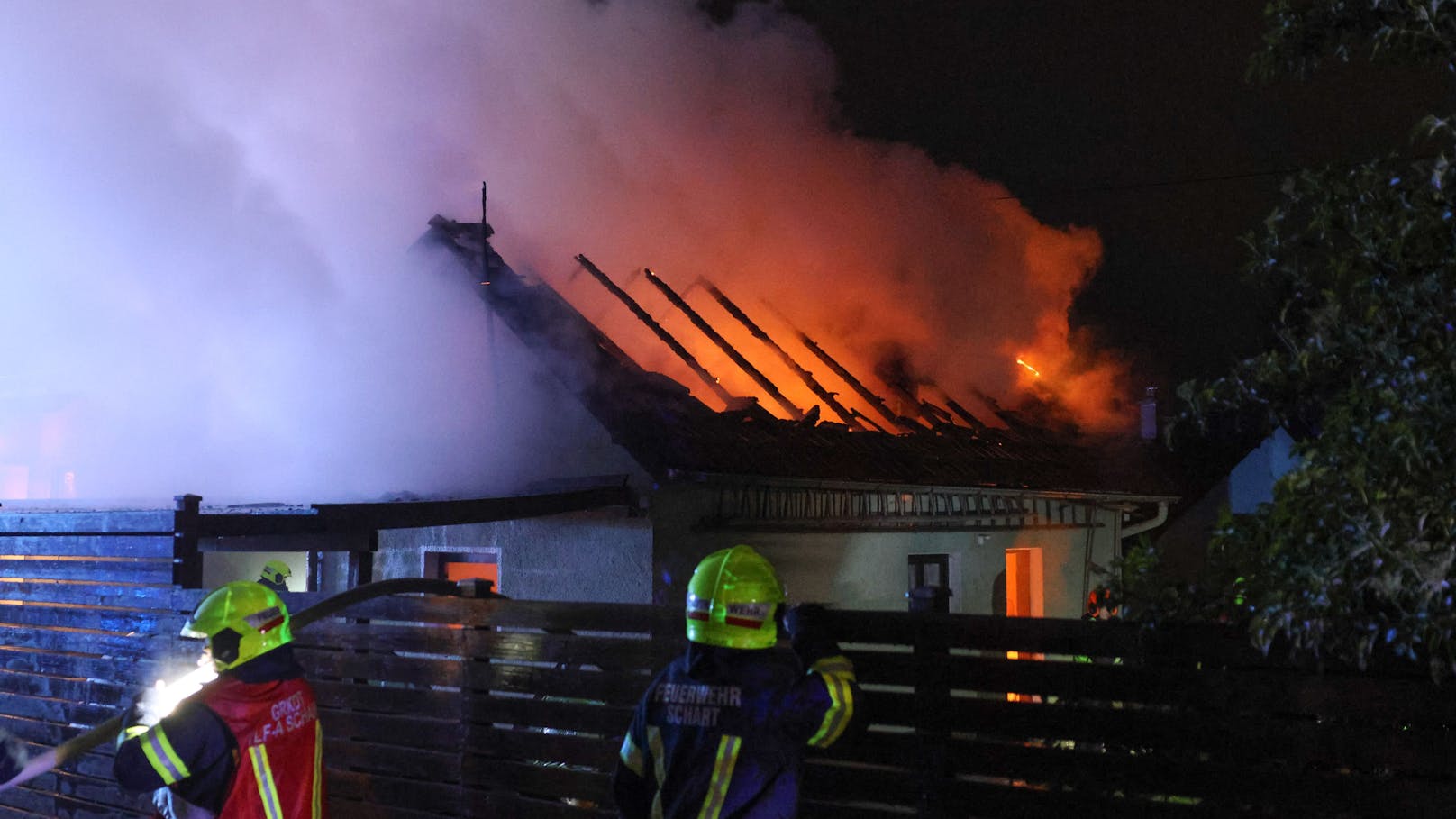 Gebäude geht in der Nacht plötzlich in Flammen auf