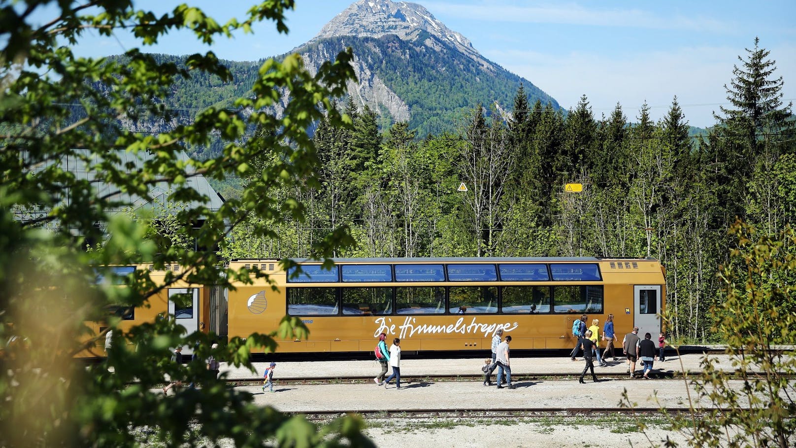 Der Panoramawagen der Mariazellerbahn vor dem Ötscher-Panorama