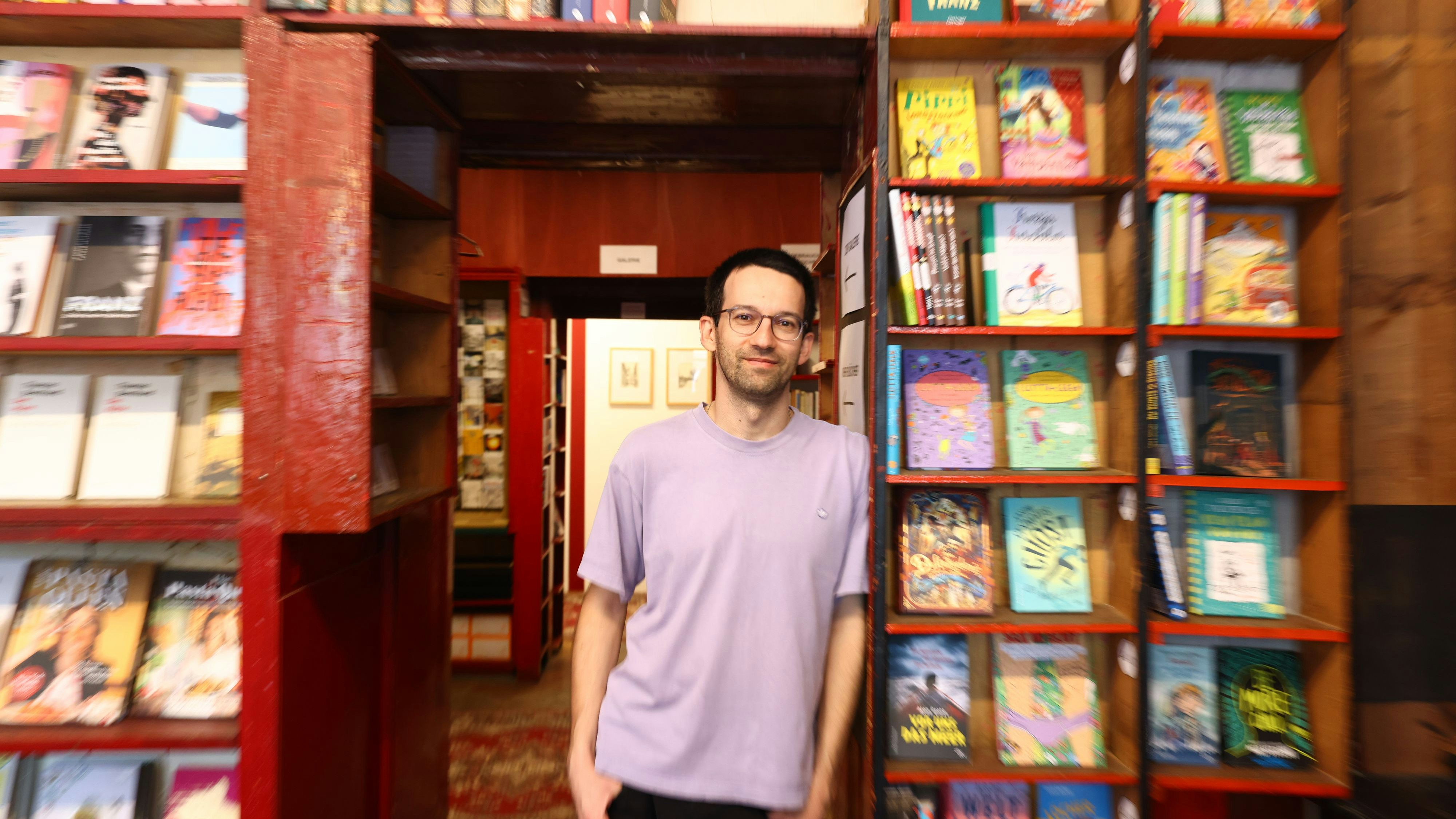 Ein Jahr nach der Eröffnung steht die Buchhandlung Holzbaum in Döbling vor dem Aus. Geschäftsführer Clemens Ettenauer will sie mit einer Crowdfunding-Aktion retten.