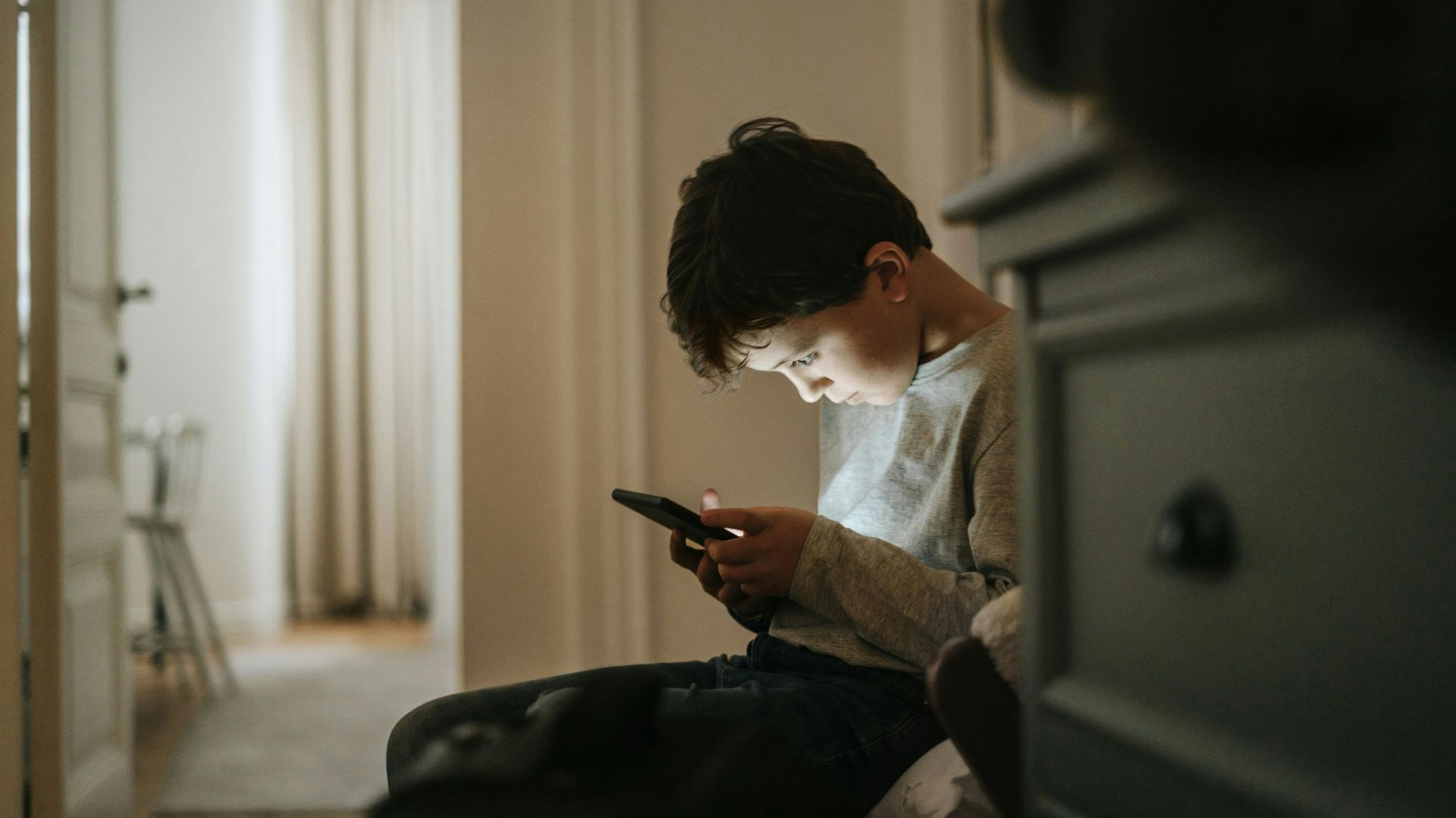 Keine Zeit zu verlieren: Dürfen Kinder in der Schule nicht ans Handy, holen sie die verloren geglaubte Zeit vor und nach der Schule auf