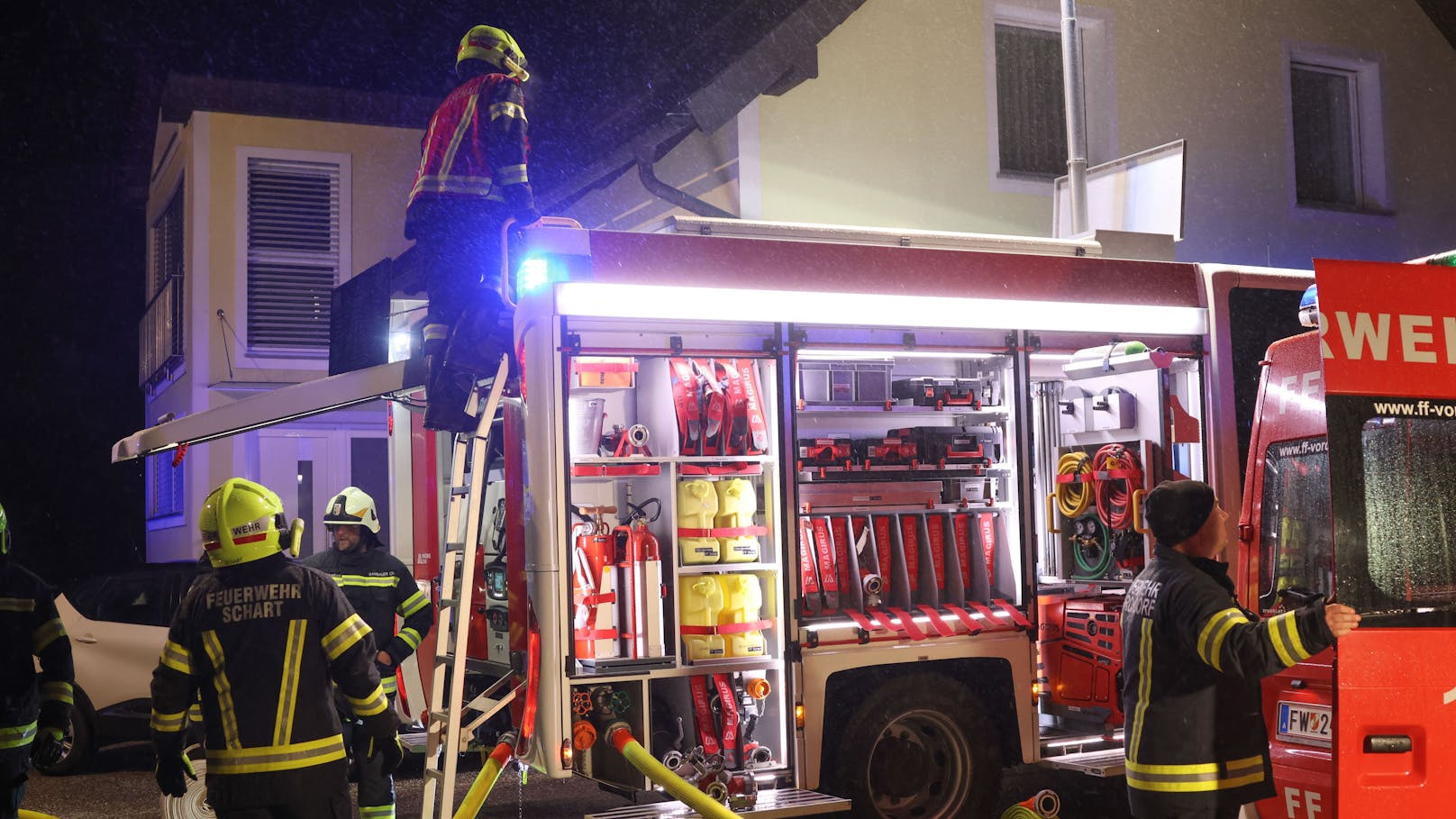 Drei Feuerwehren standen in der Nacht auf Mittwoch bei einem Brand eines Nebengebäudes bei einem Wohnhaus in Vorchdorf (Bezirk Gmunden) im Einsatz.