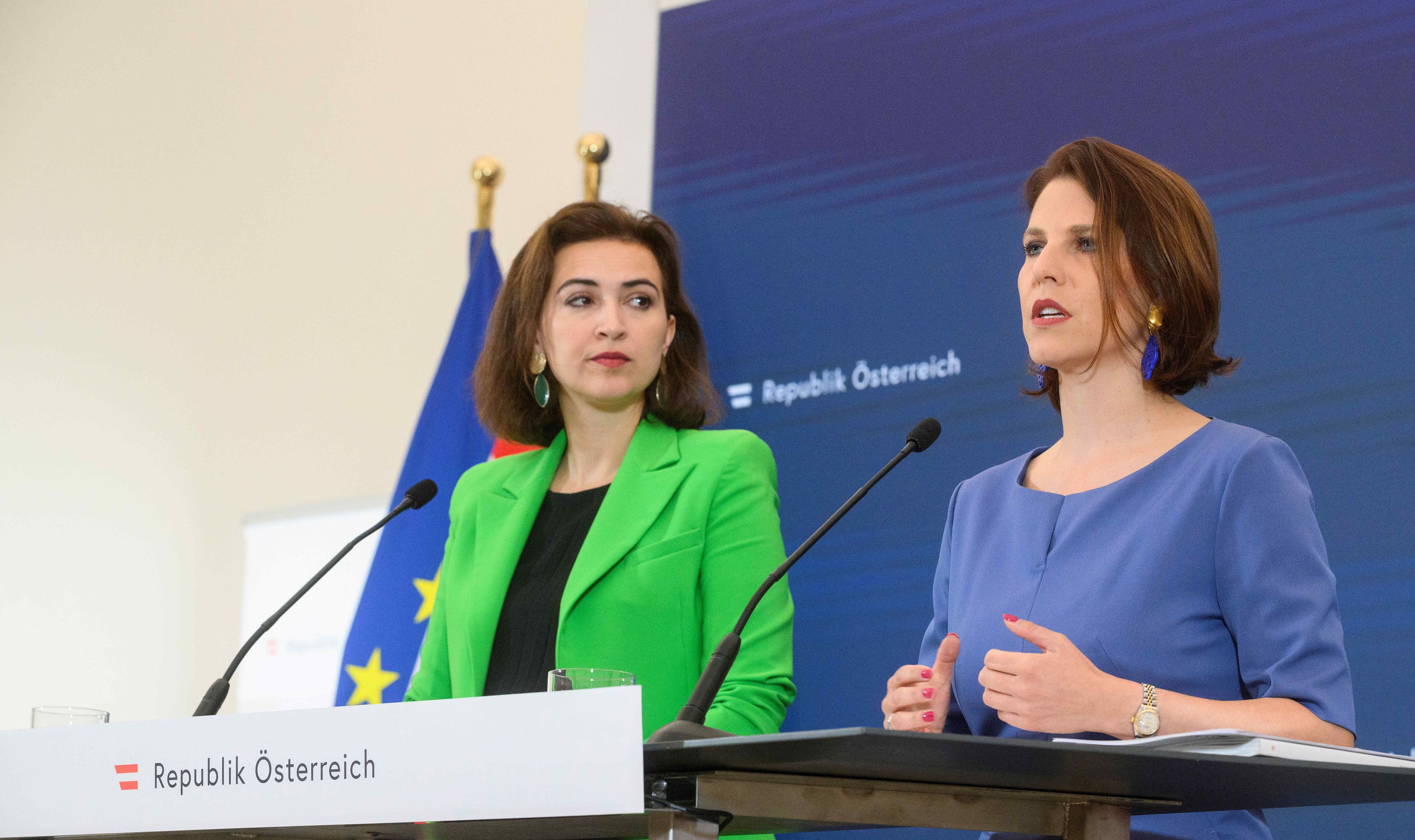Verfassungsministerin Karoline Edstadler (r.) und Justizministerin Alma Zadic (l.) präsentieren einen Gesetzesentwurf. 