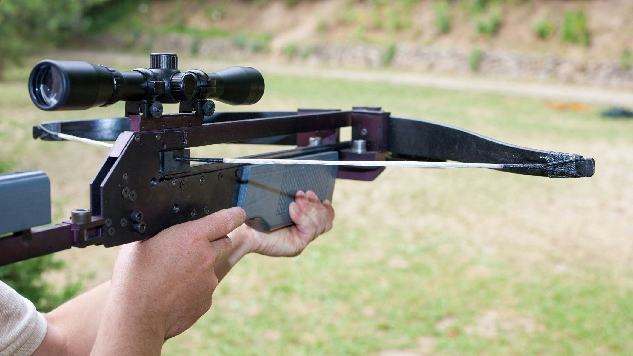 Mann mit Armbrust (Symbolfoto)