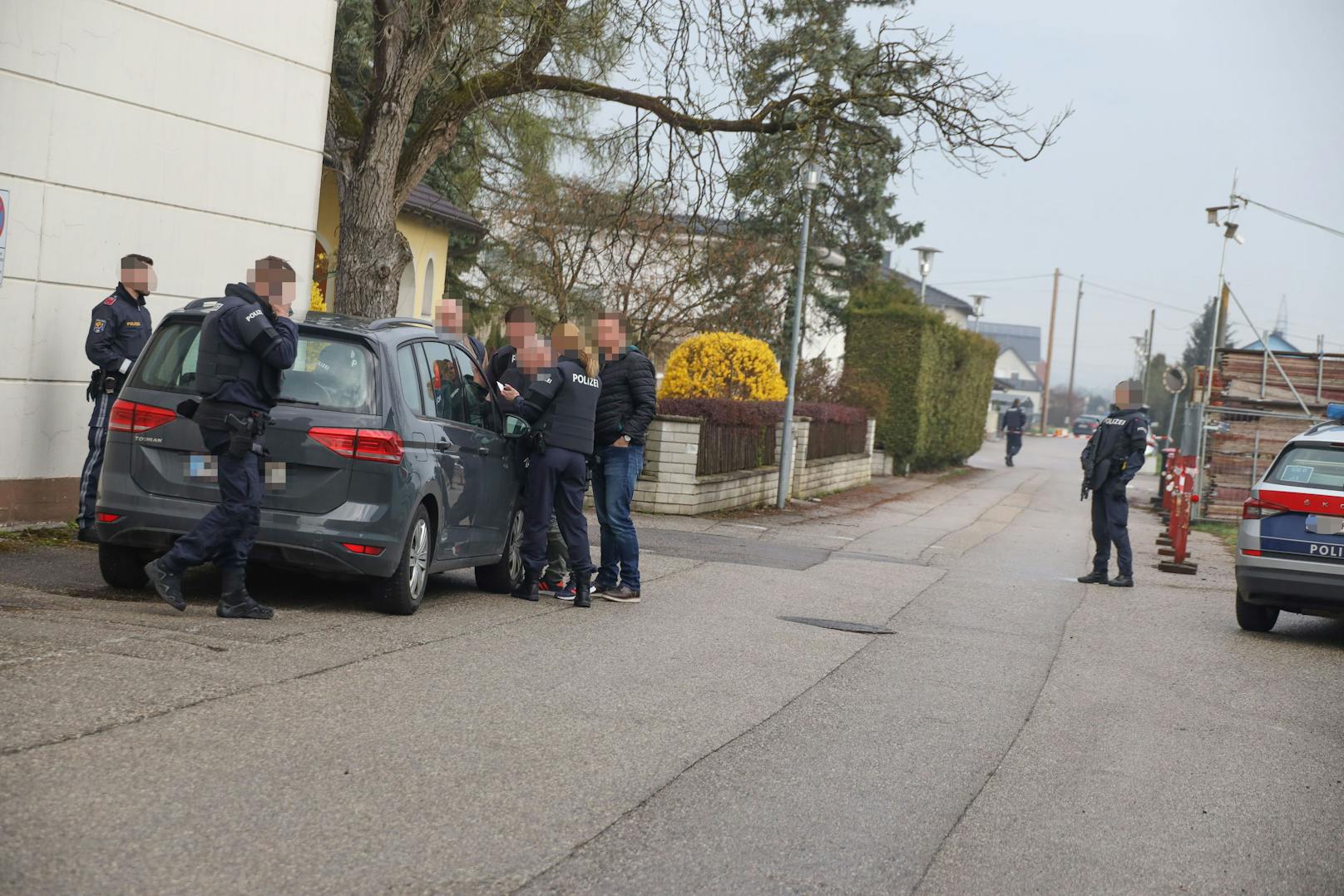 Ein Verdächtiger wurde in Linz, ein anderer in Traun in einem Lokal festgenommen.