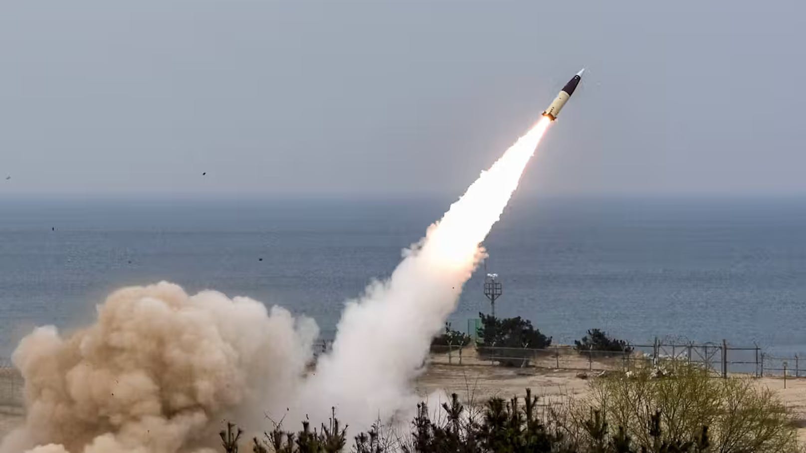 Das Pentagon machte keine Angaben dazu, ob es sich bei den gelieferten ATACMS-Raketen um Modelle mit einer Reichweite von rund 300 Kilometern oder solche mit geringerer Reichweite handele.