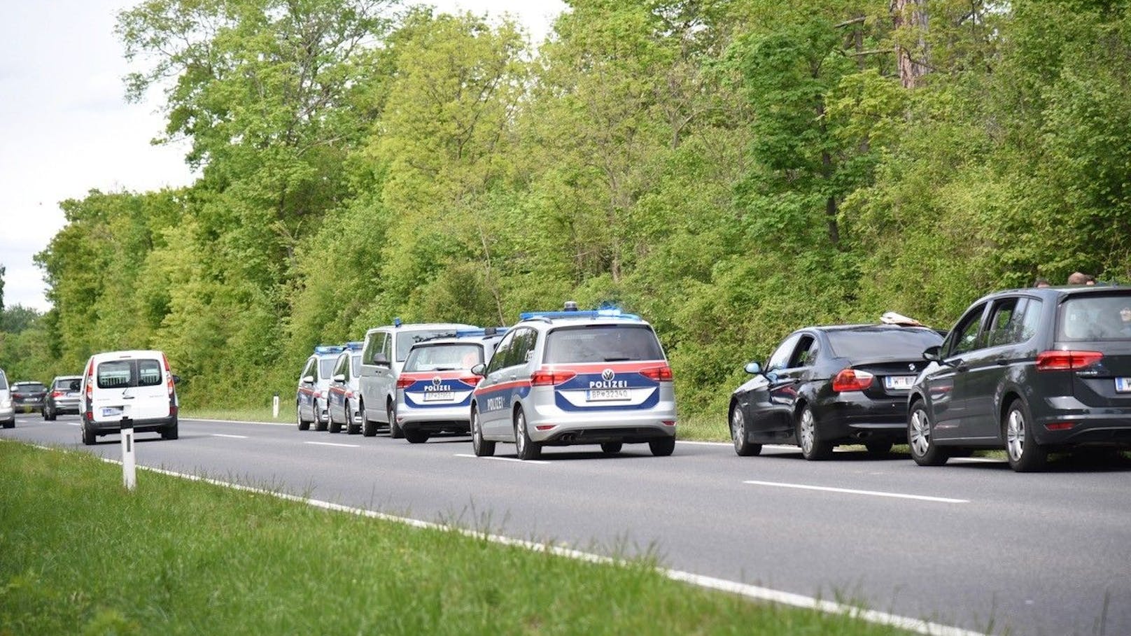 Eine Verfolgungsjagd der Polizei mit mehreren Jugendlichen in einem BMW endete am Donnerstag auf der B210 zwischen Ebreichsdorf und Oberwaltersdorf.