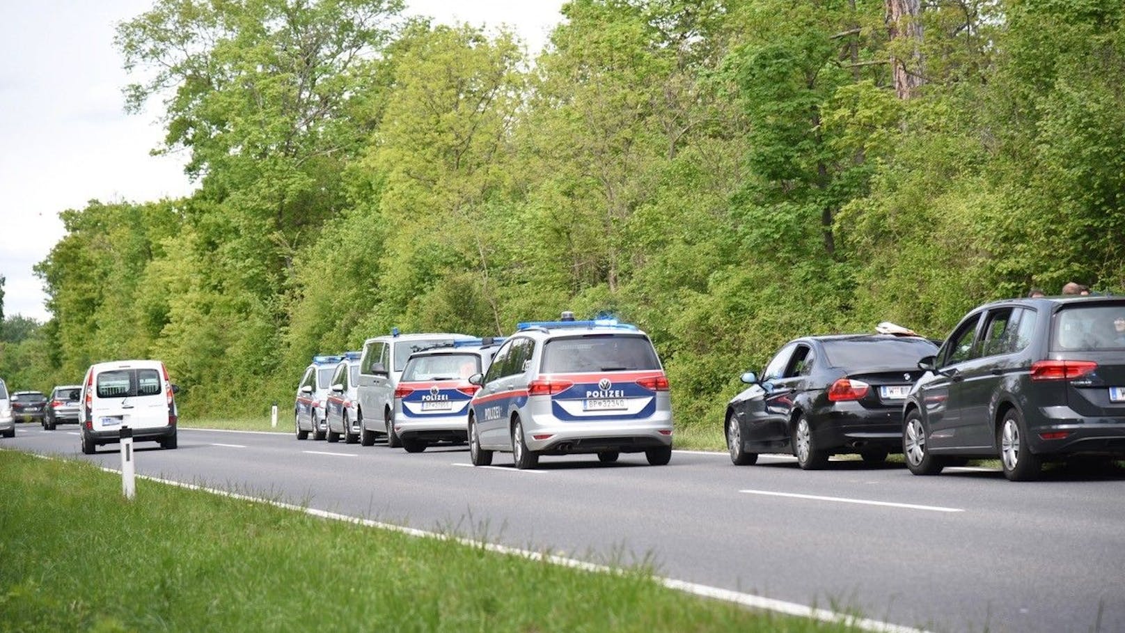 Eine Verfolgungsjagd der Polizei mit mehreren Jugendlichen in einem BMW endete am Donnerstag auf der B210 zwischen Ebreichsdorf und Oberwaltersdorf.