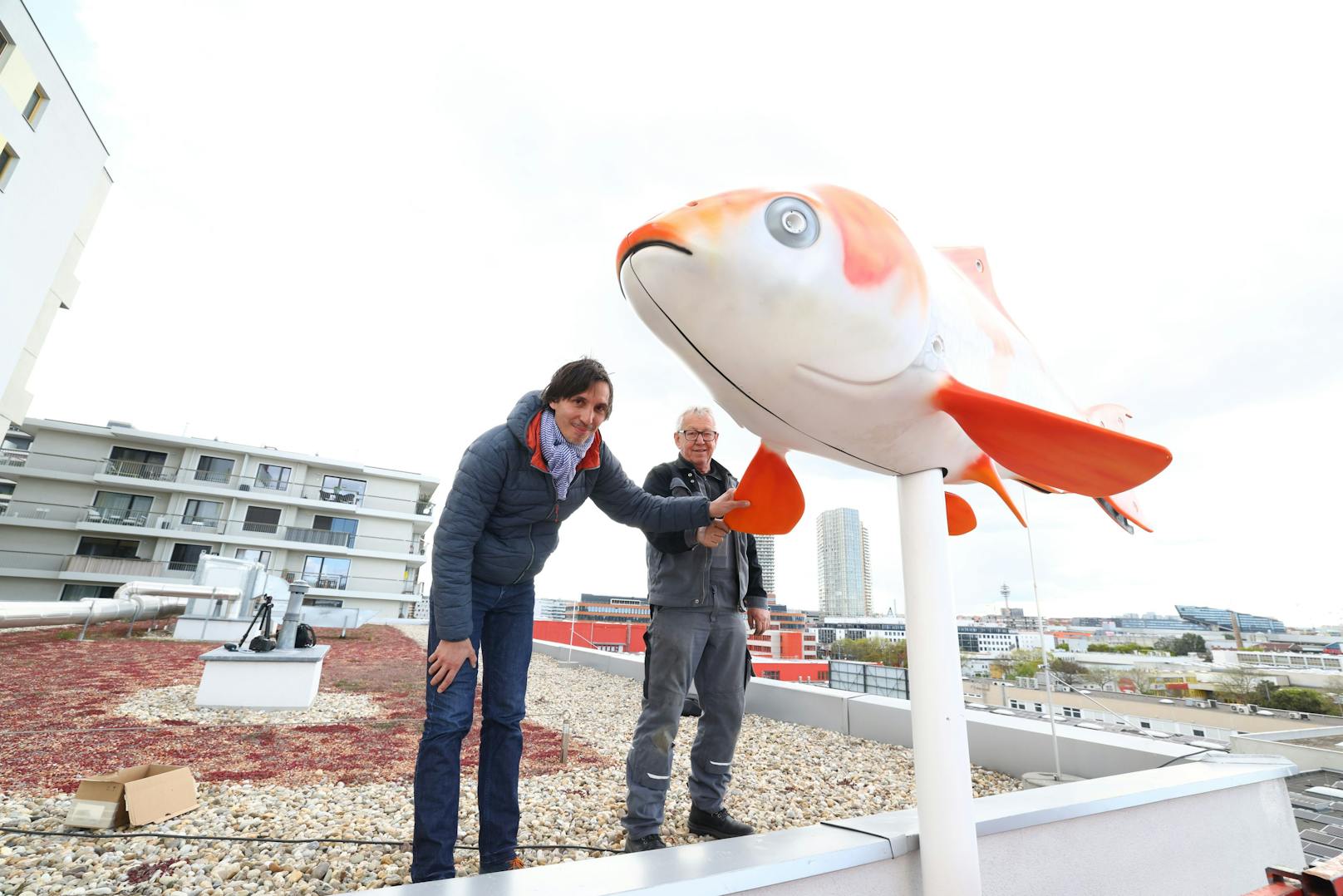 Auf einem Wohnhaus in der Erdbergstraße wird die Uhrzeit bald von einem Fisch angezeigt werden.