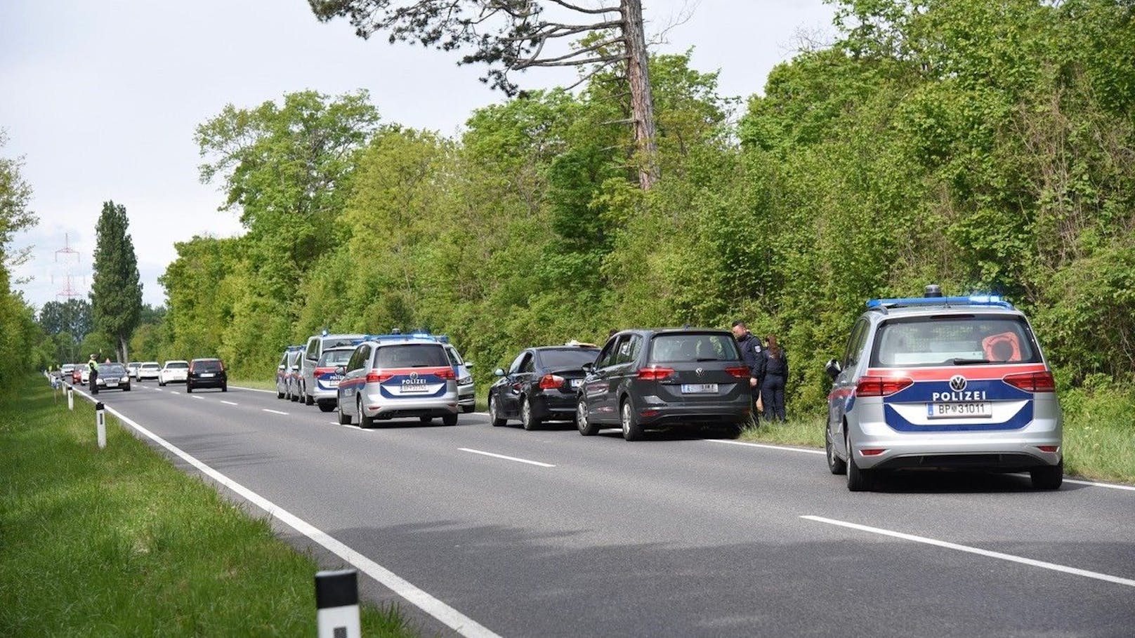 Eine Verfolgungsjagd der Polizei mit mehreren Jugendlichen in einem BMW endete am Donnerstag auf der B210 zwischen Ebreichsdorf und Oberwaltersdorf.